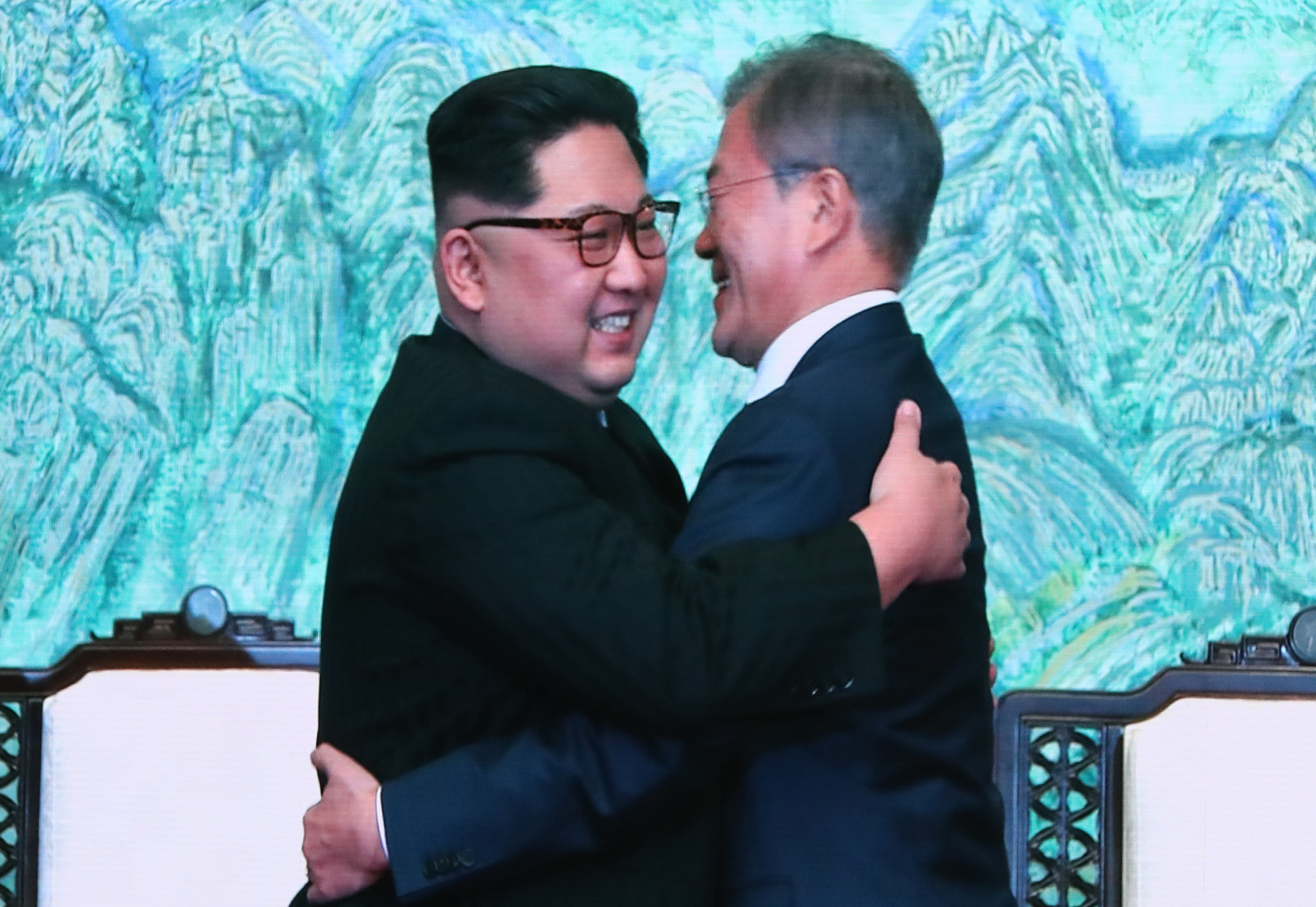 兩韓的領導人在兩韓高峰會上共同發表「板門店宣言」，宣示在今年內終結65年的韓戰。（東方IC）