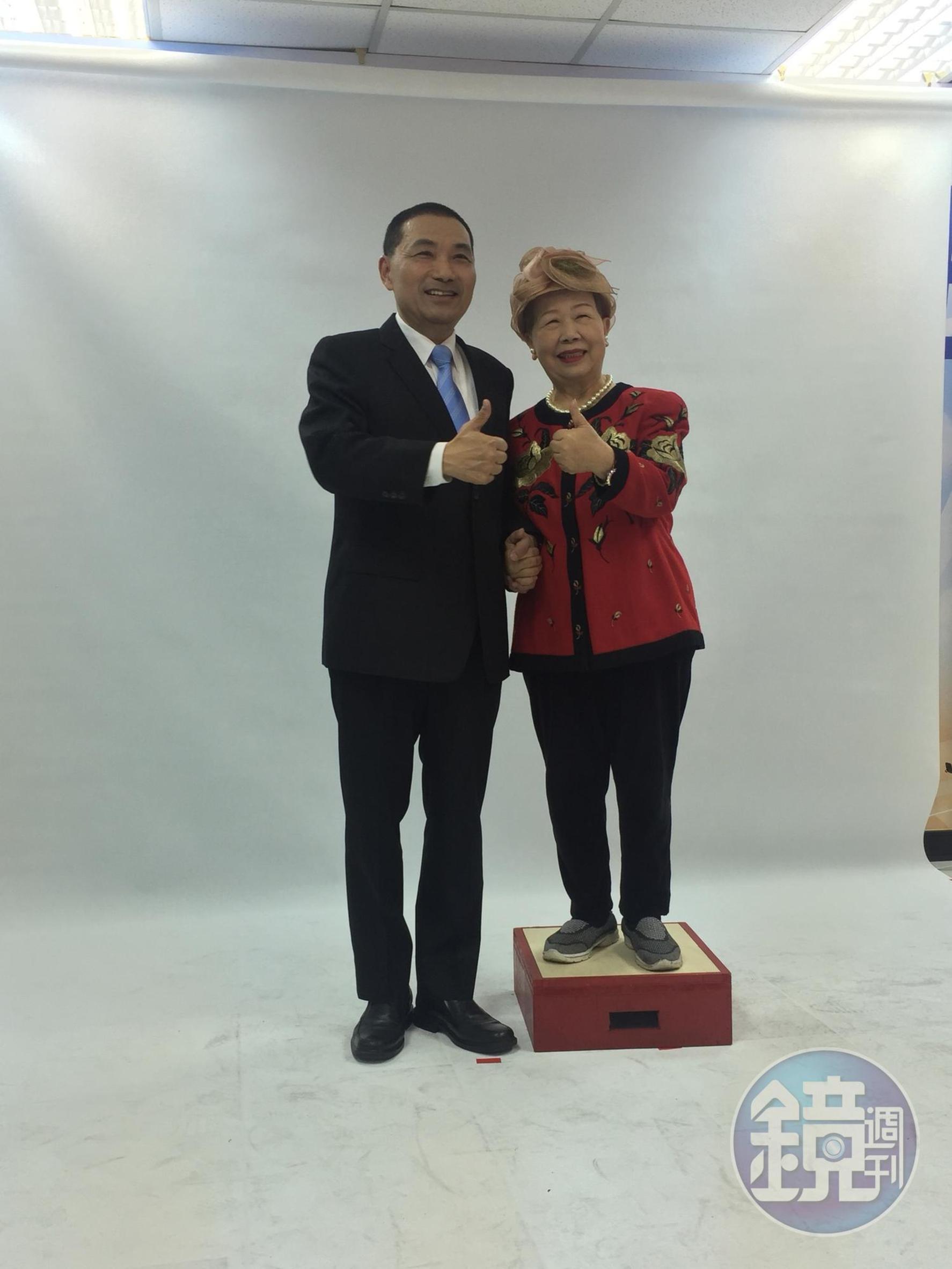 國民黨新北市長參選人今日拍攝第二波宣傳照,新莊區議員黃林玲玲為配合身高還站上箱子。