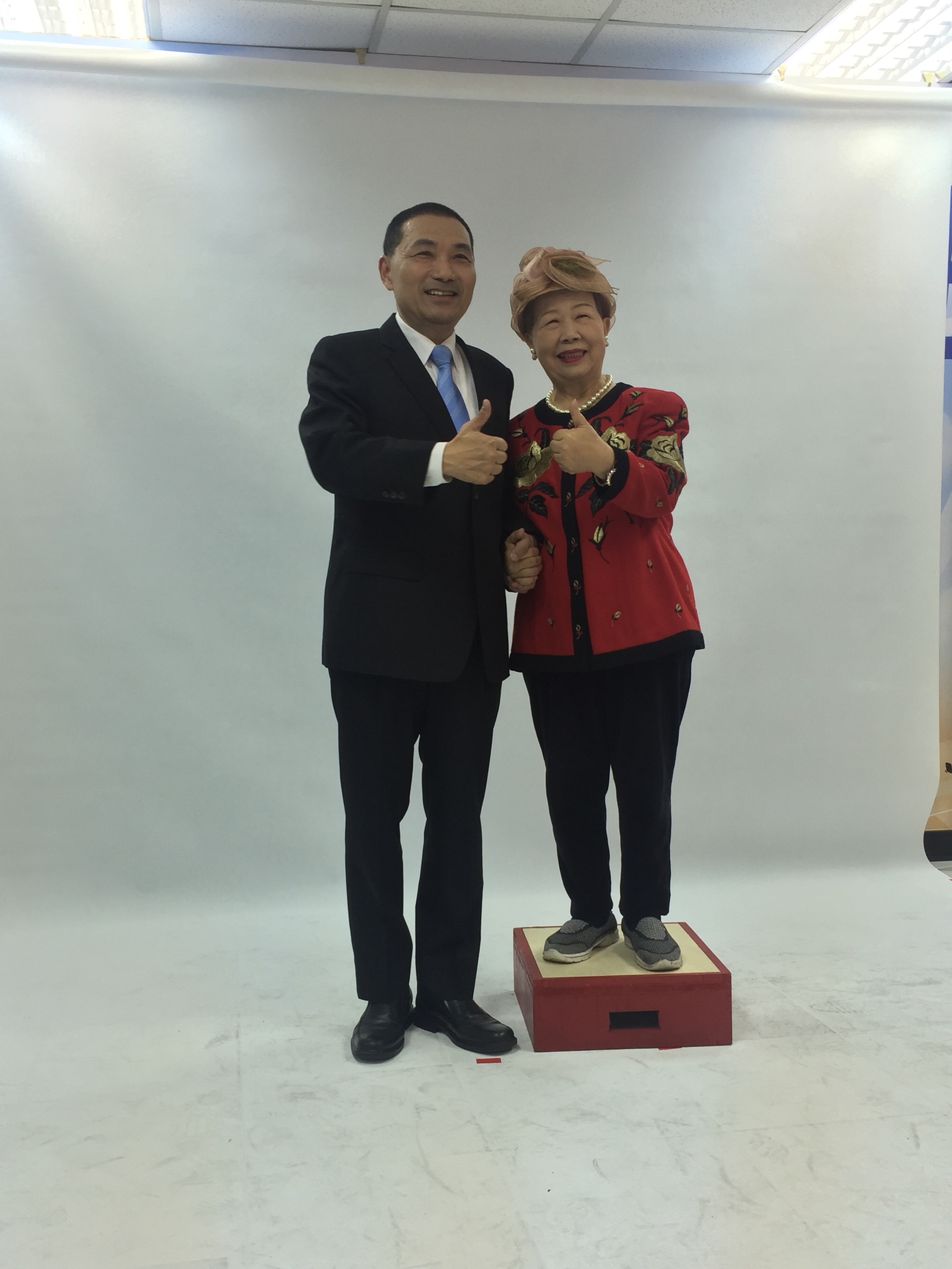 國民黨新北市長參選人今日拍攝第二波宣傳照，新莊區議員黃林玲玲為配合身高還站上箱子。