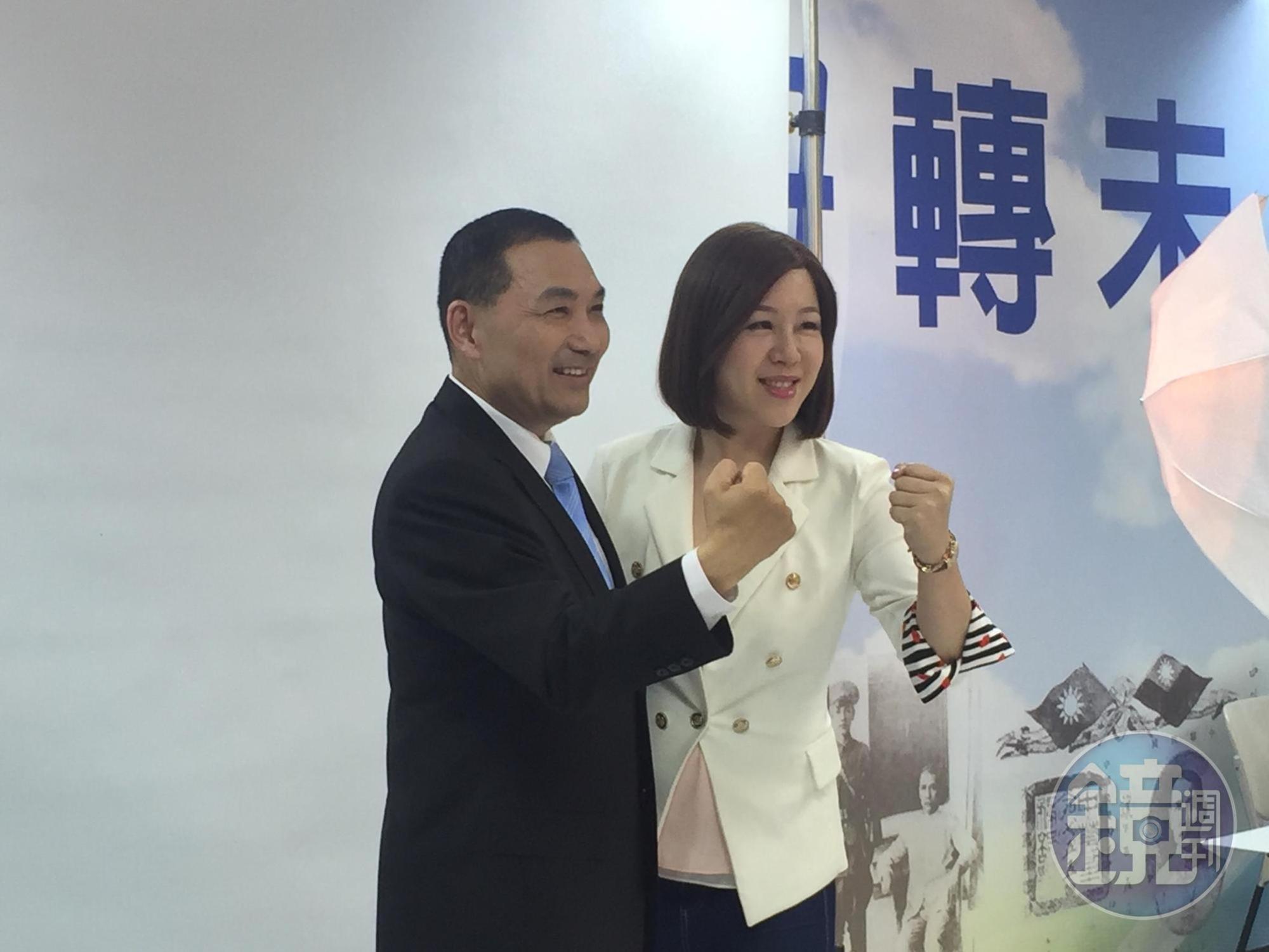 新北市議員劉美芳換上招牌「戰服」與侯友宜合照。