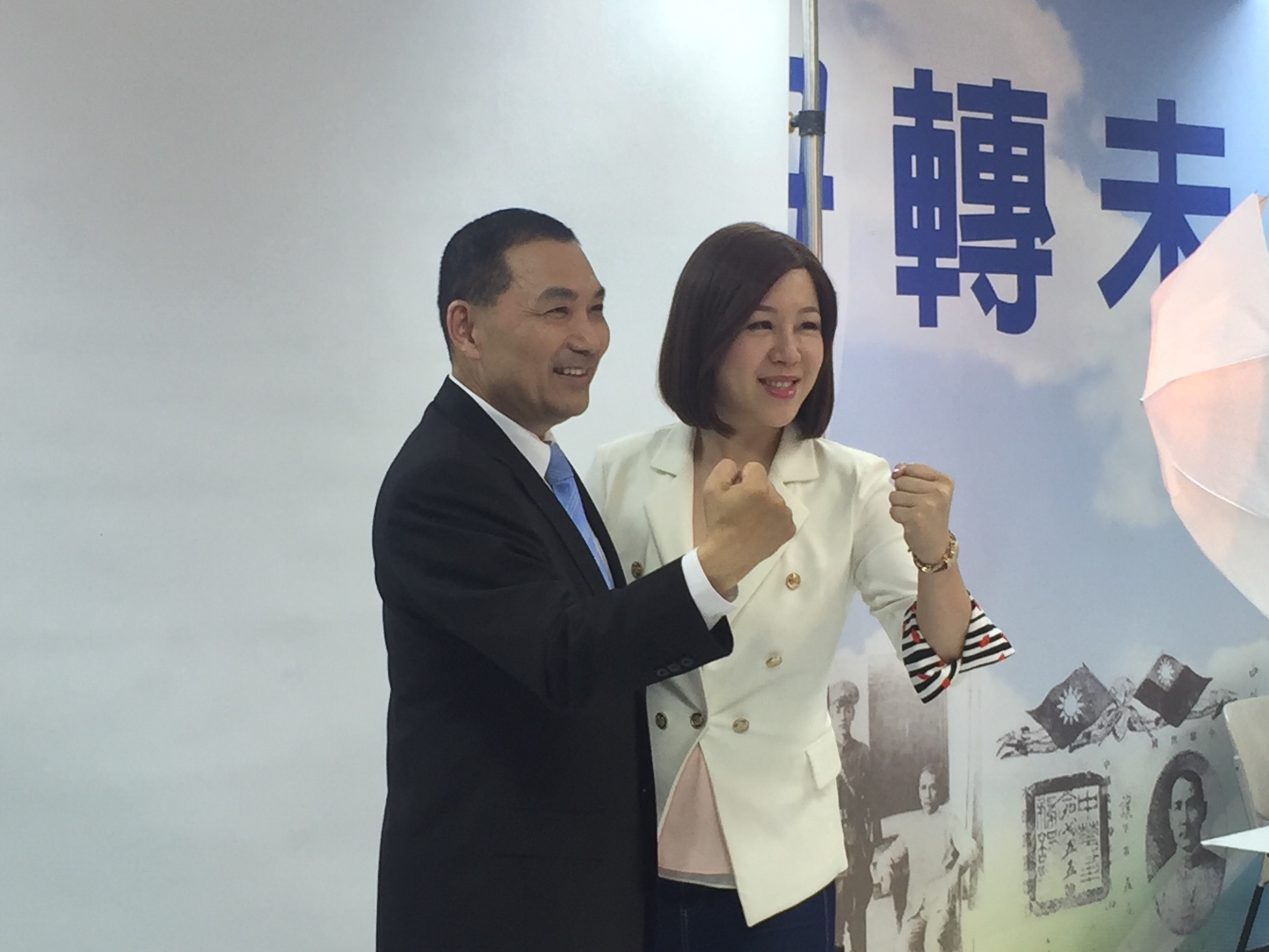 新北市議員劉美芳換上招牌「戰服」與侯友宜合照。
