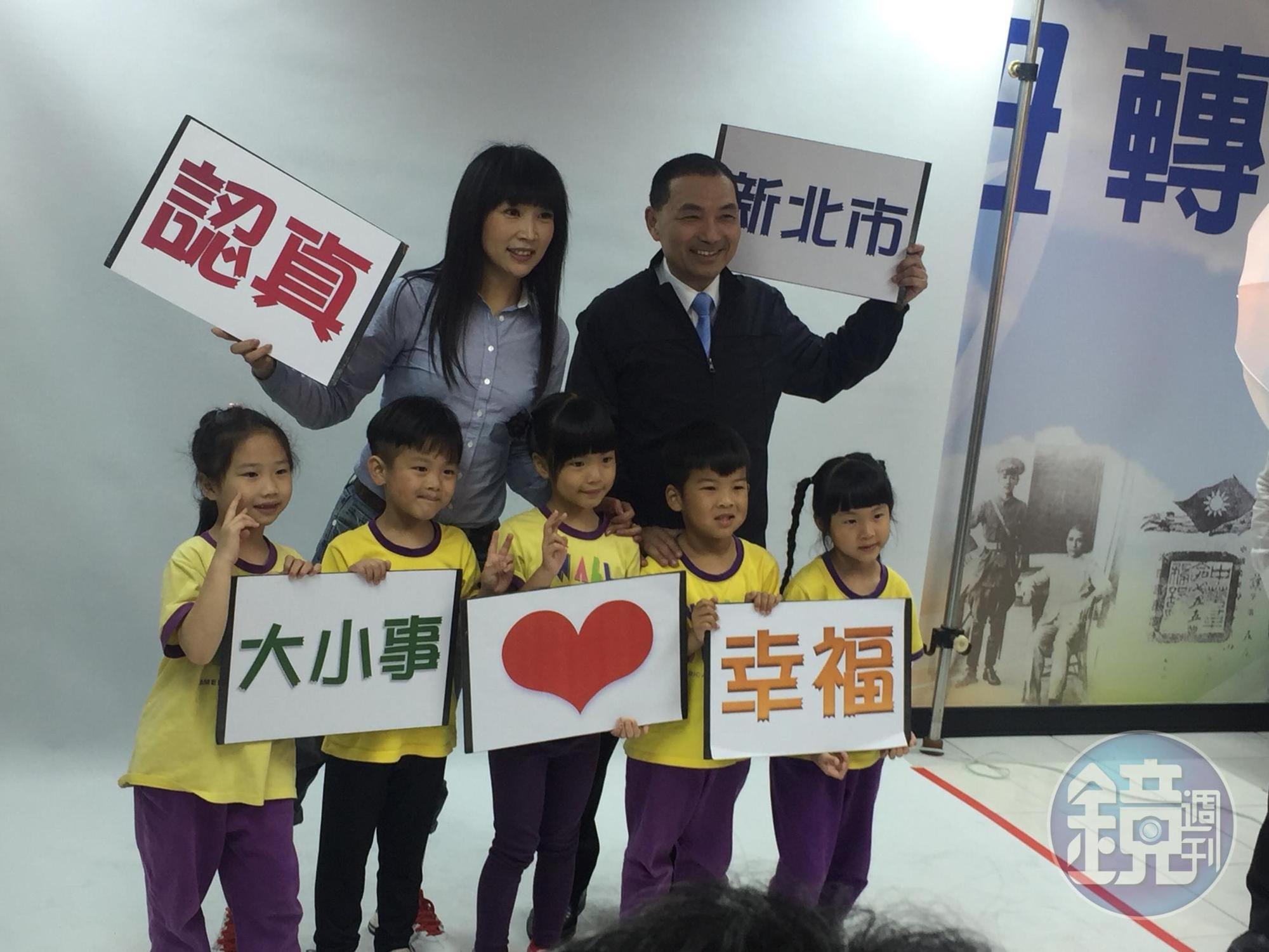 新北市議員蔡淑君帶來幼稚園孩子,一起為侯友宜加油。