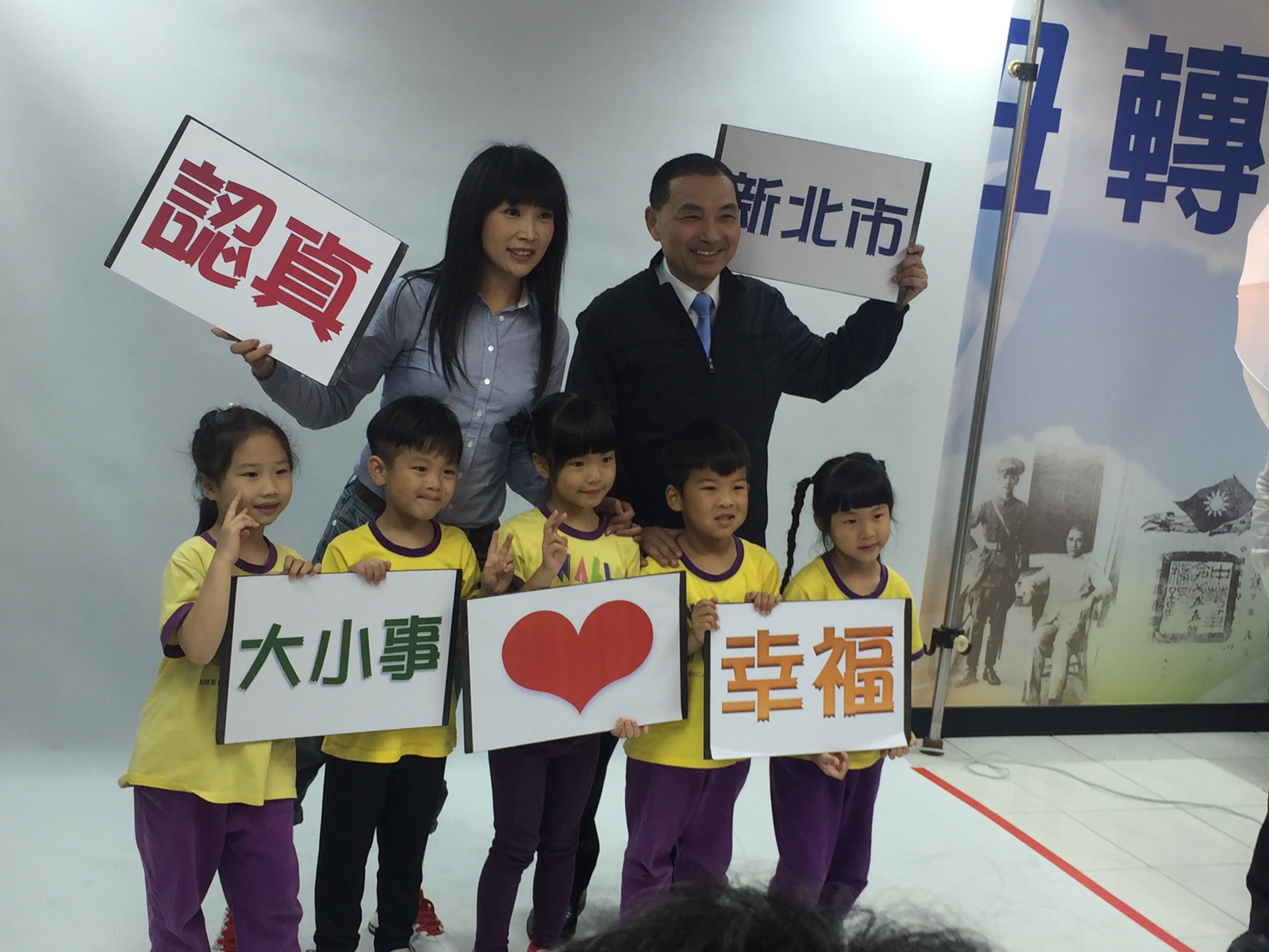 新北市議員蔡淑君帶來幼稚園孩子，一起為侯友宜加油。