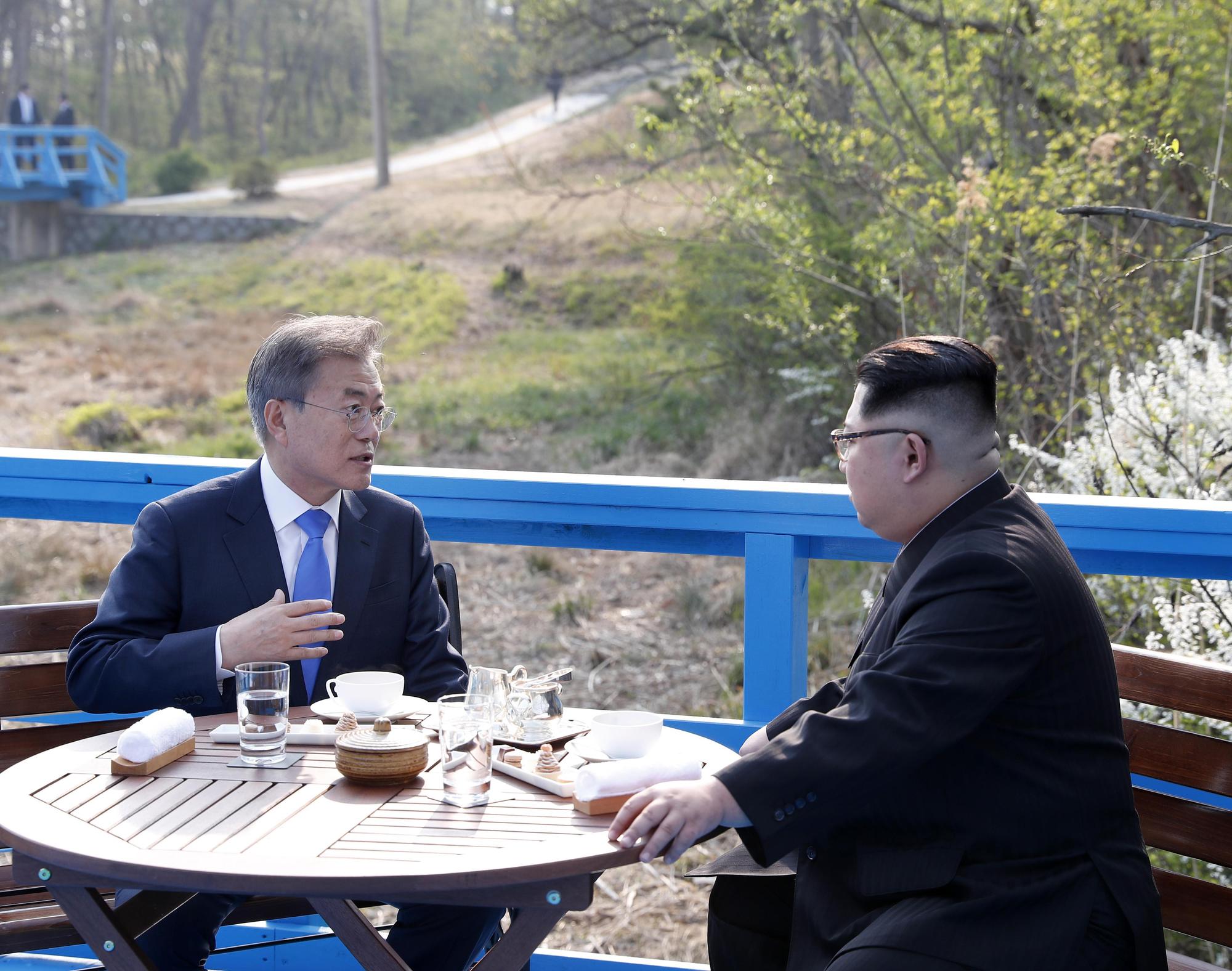金正恩與文在寅在板門店舉行了植樹活動,隨後兩人單獨散步,還坐下暢談了一番。 (東方IC)