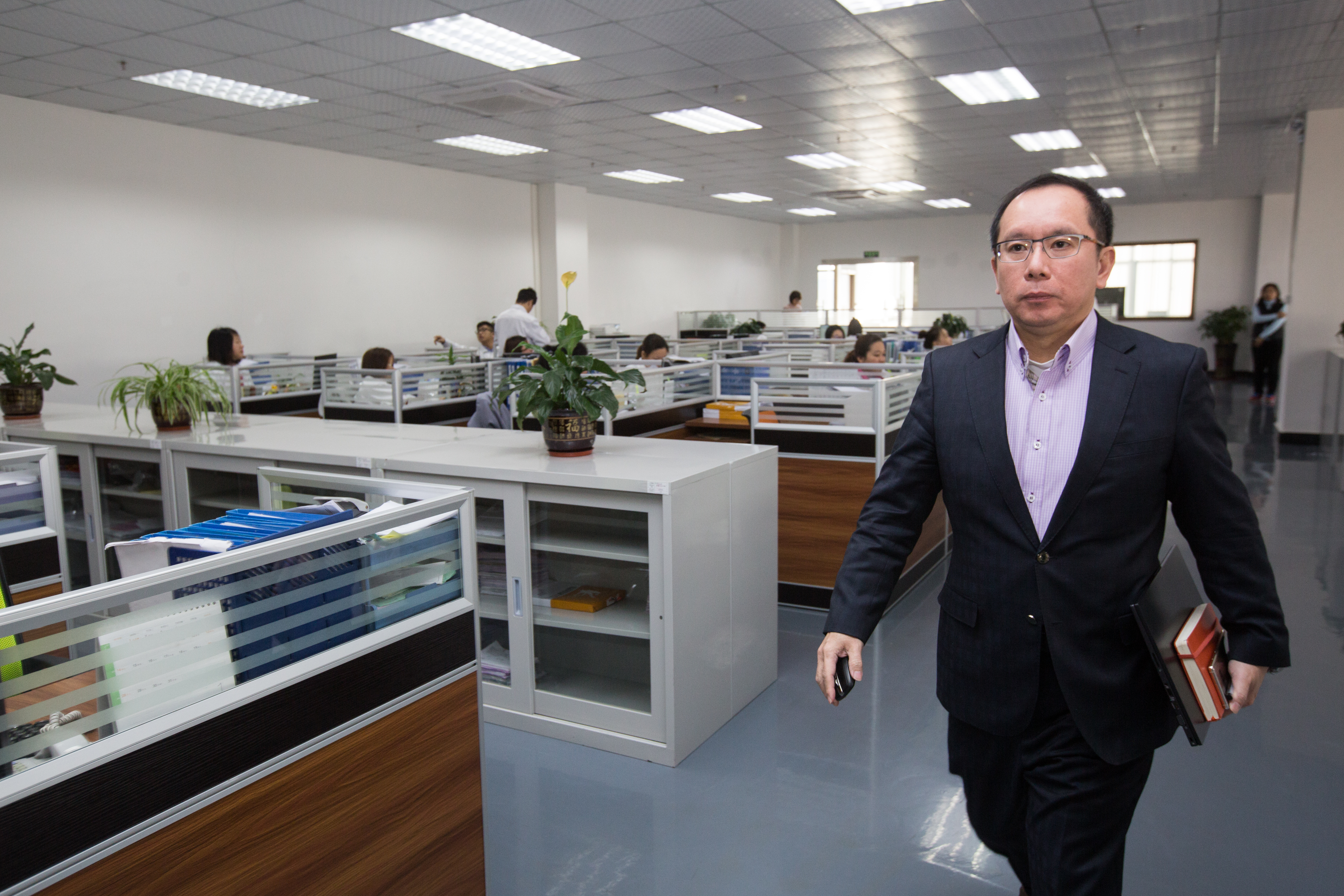 電競產業非常重視速度，許文昉認為按部就班已趕不上客戶需求，必須不擇手段滿足客戶。