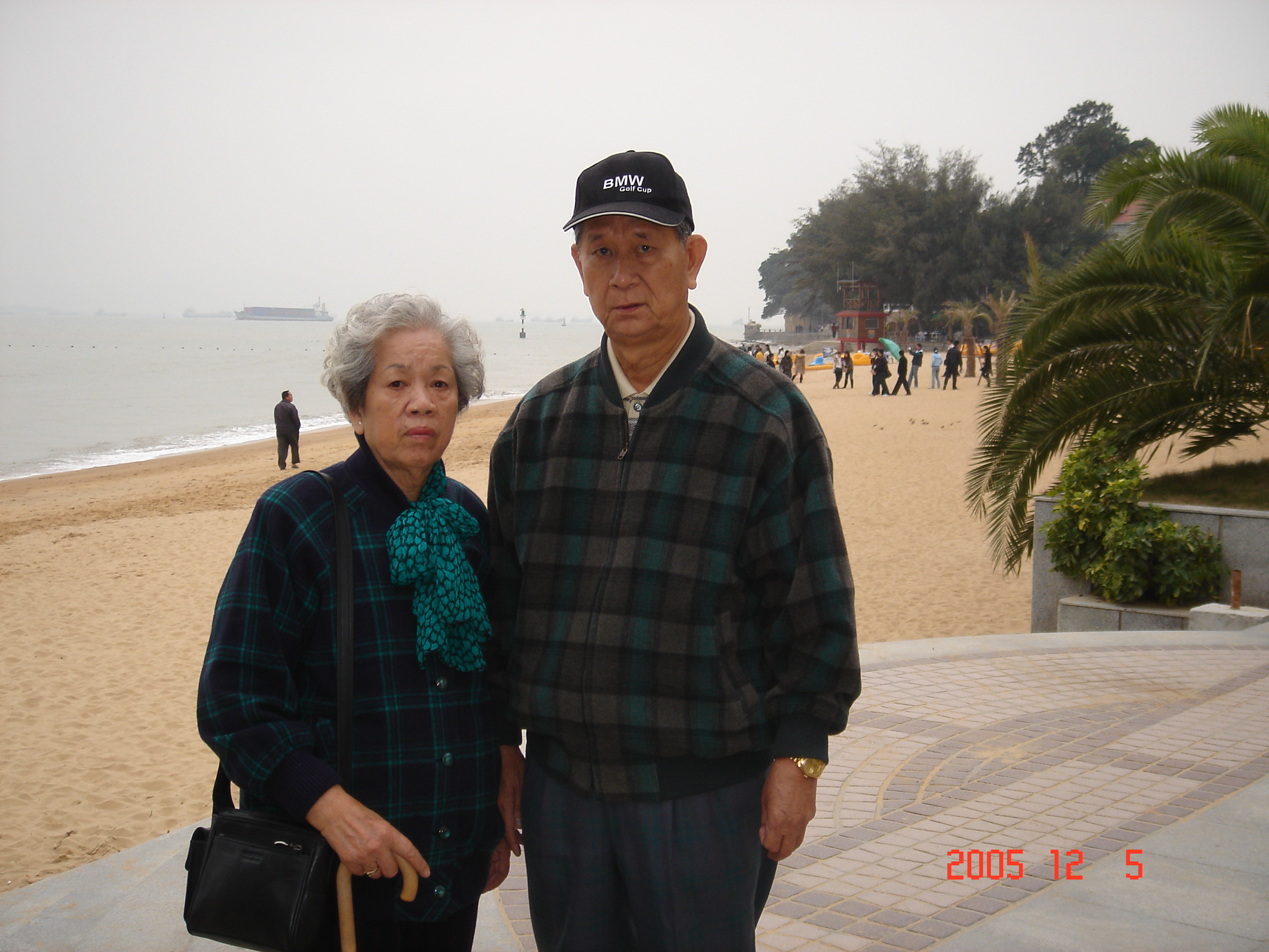 自認遺傳到父親（右）的不苟言笑，許文昉崇拜父親也希望超越他。（許文昉提供）