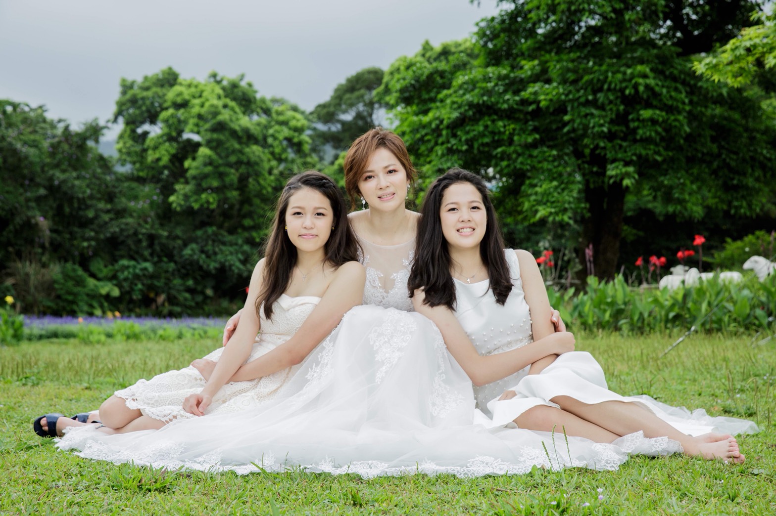施羽帶著寶貝女兒一同拍婚紗照，左三為女兒洪美福、右二女兒洪巧妙。（四季婚紗提供）