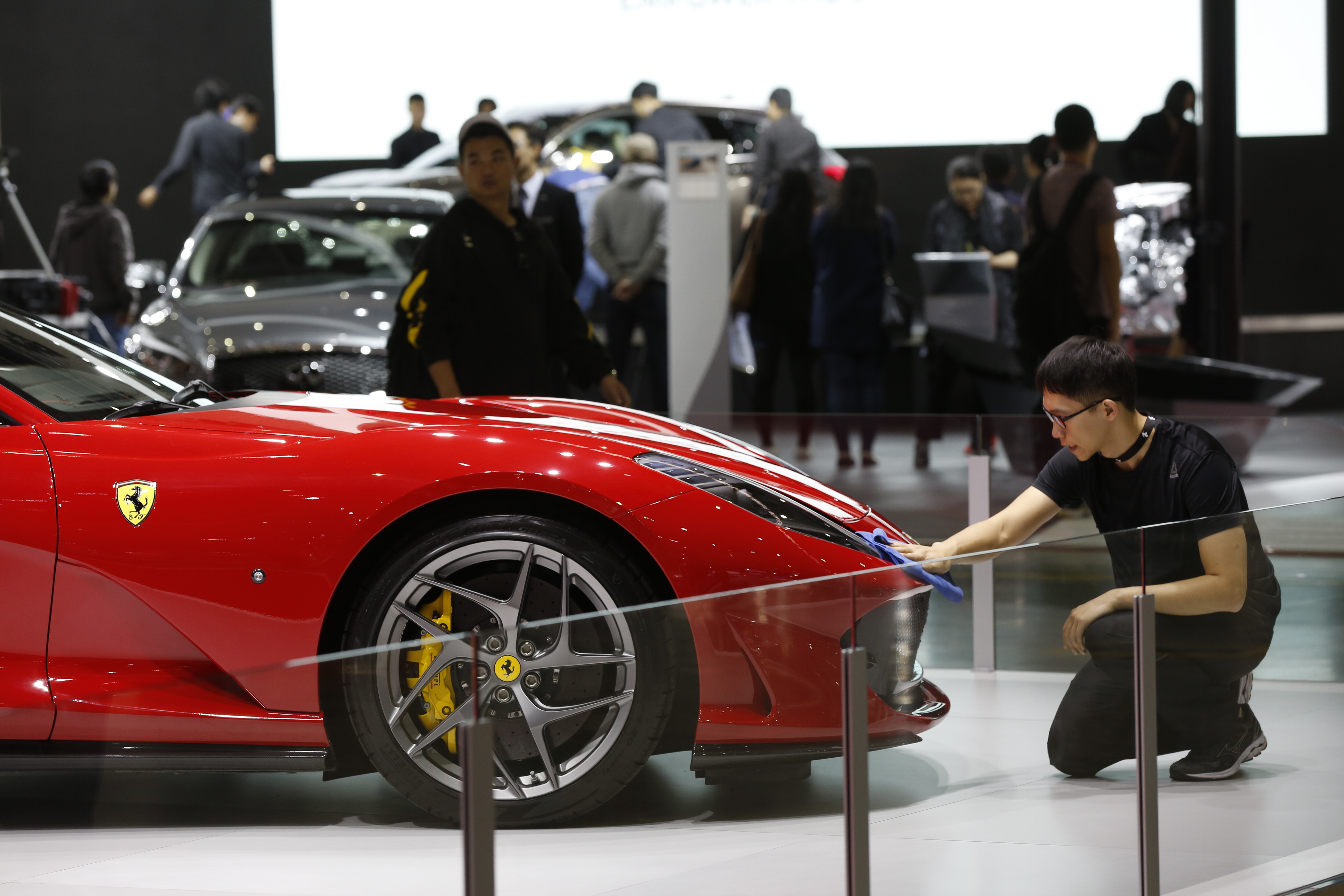 巧新放棄蘋果訂單，改接法拉利、保時捷、勞斯萊斯以及雙B等高檔汽車的超跑輪圈訂單後，徹底扭轉了命運。