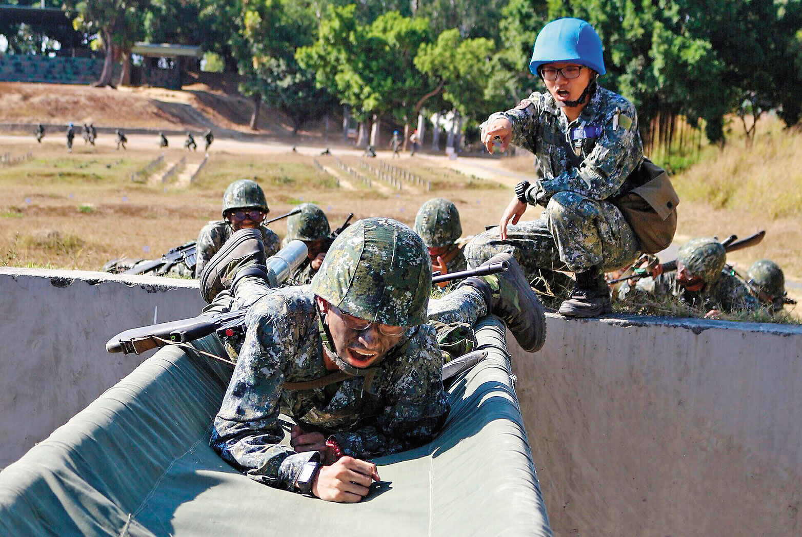 國軍目前使用的鋼盔質重又易跳動，未來將全面換新為防彈纖維布料的頭盔。（軍聞社提供）