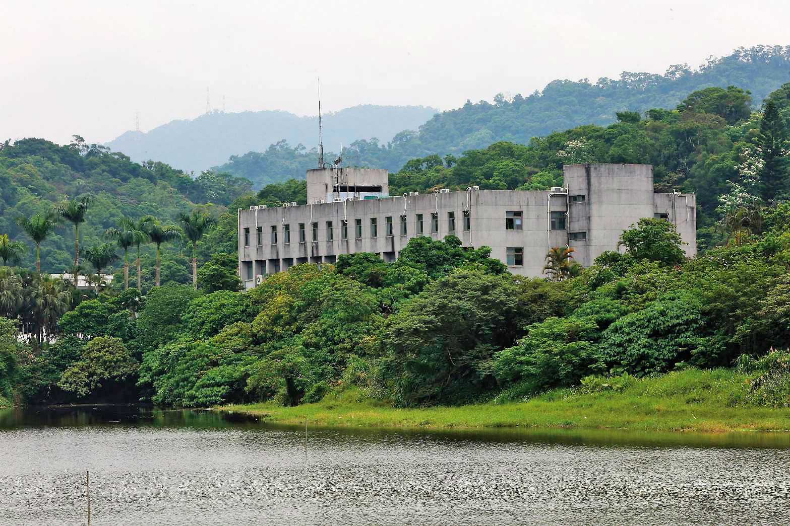 軍備局生產製造中心制定防彈布規格，設下多項限制疑情重重。