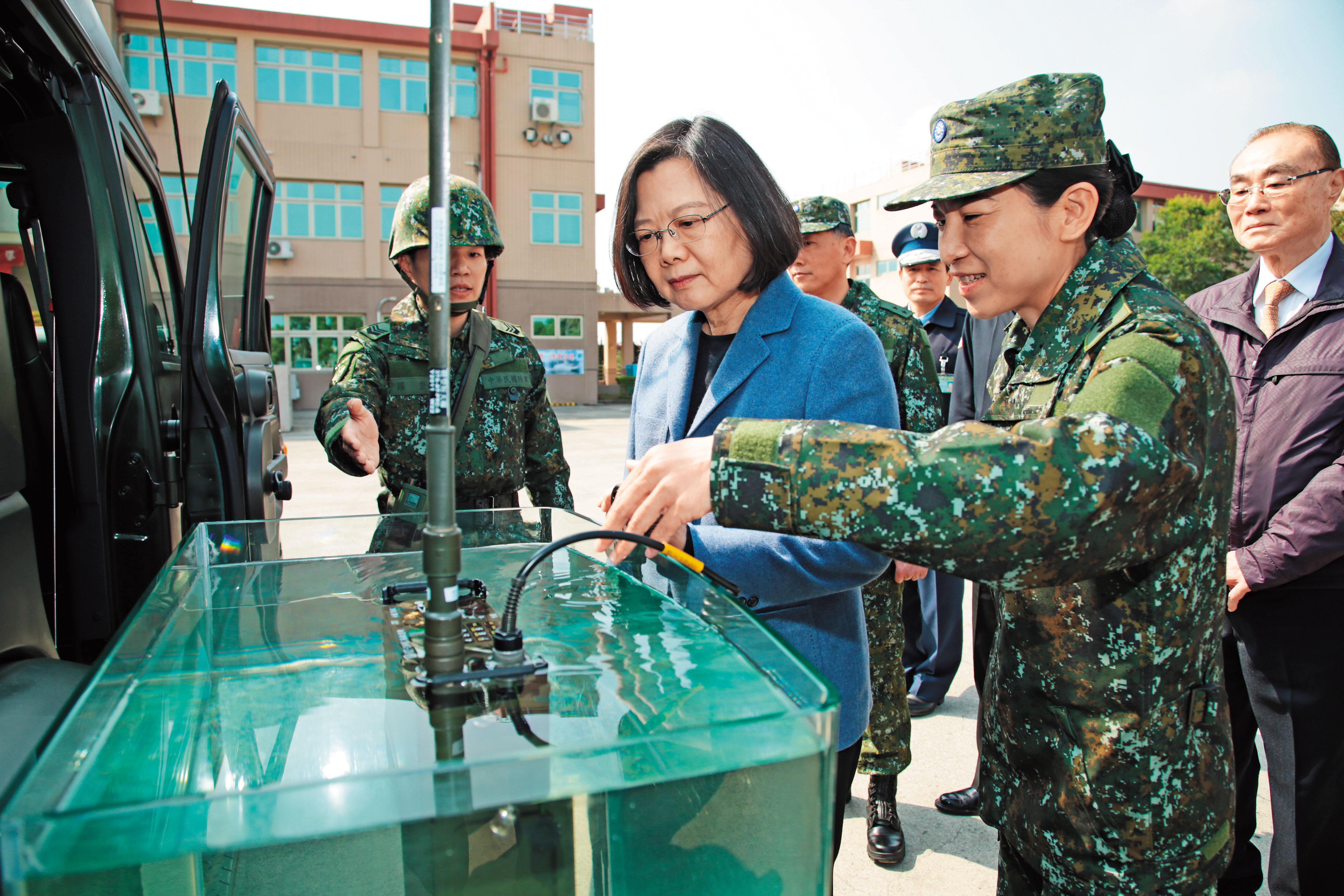 總統蔡英文宣示國防自主發展，未來3年內將斥資50億元換新單兵裝備。（軍聞社提供）