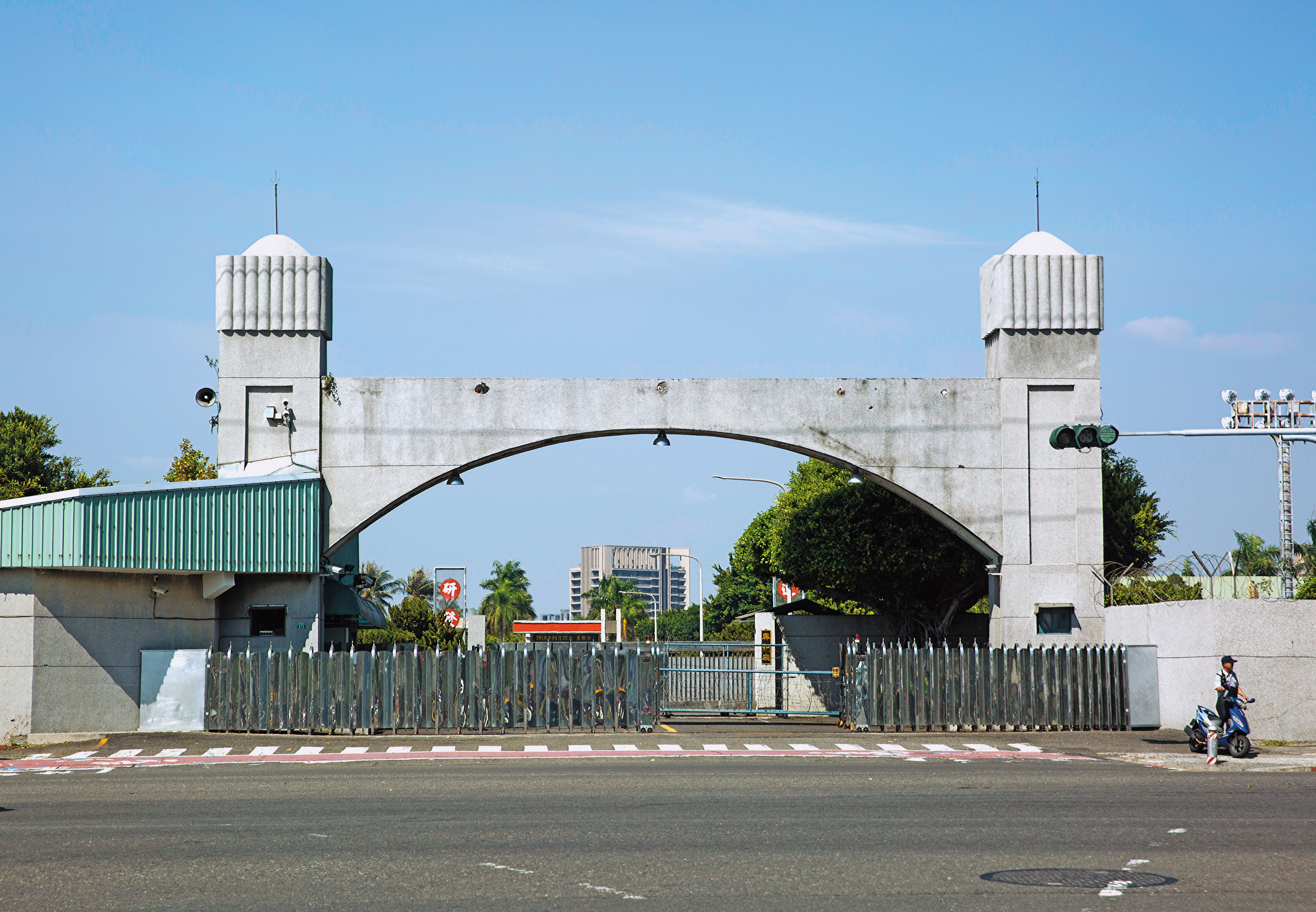 軍備局205兵工廠負責壓製新一代抗彈頭盔，品質卻是「離離落落」。