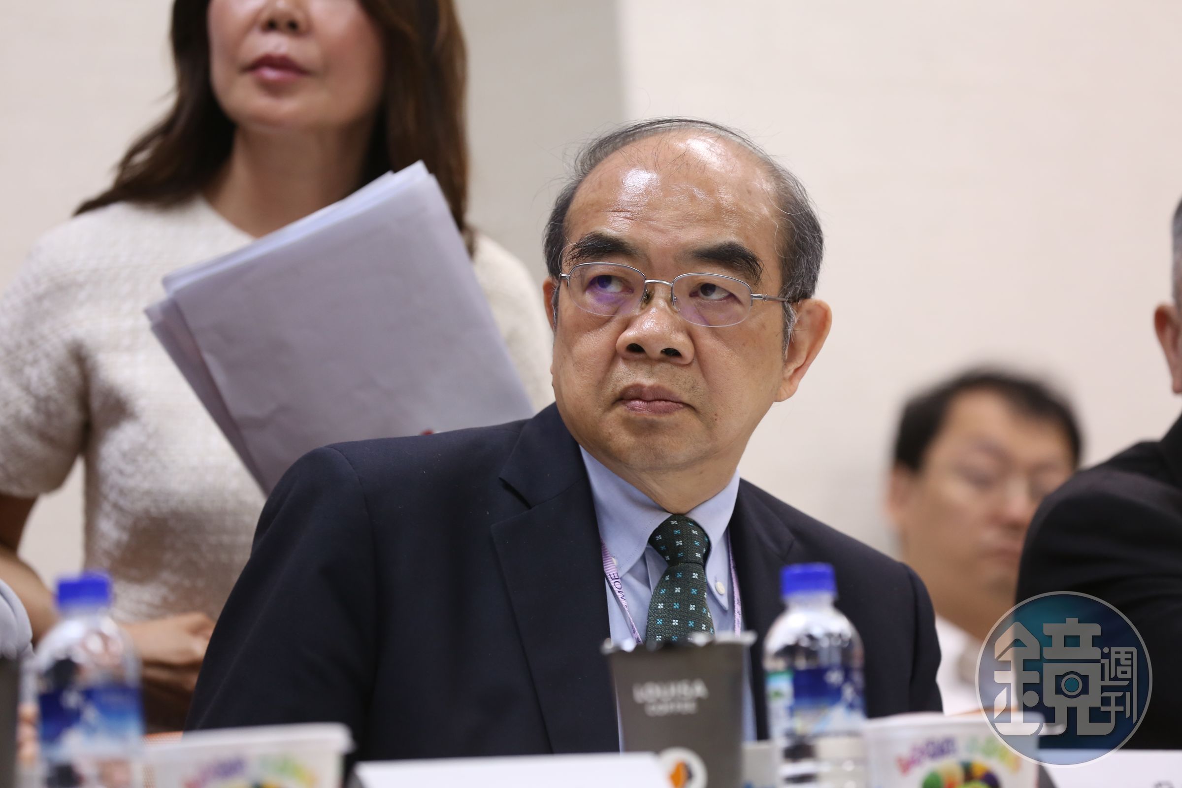 吳茂昆（中）決定完全駁回台大校長遴選結果，直接要求台大校長遴選得重新來過一次。