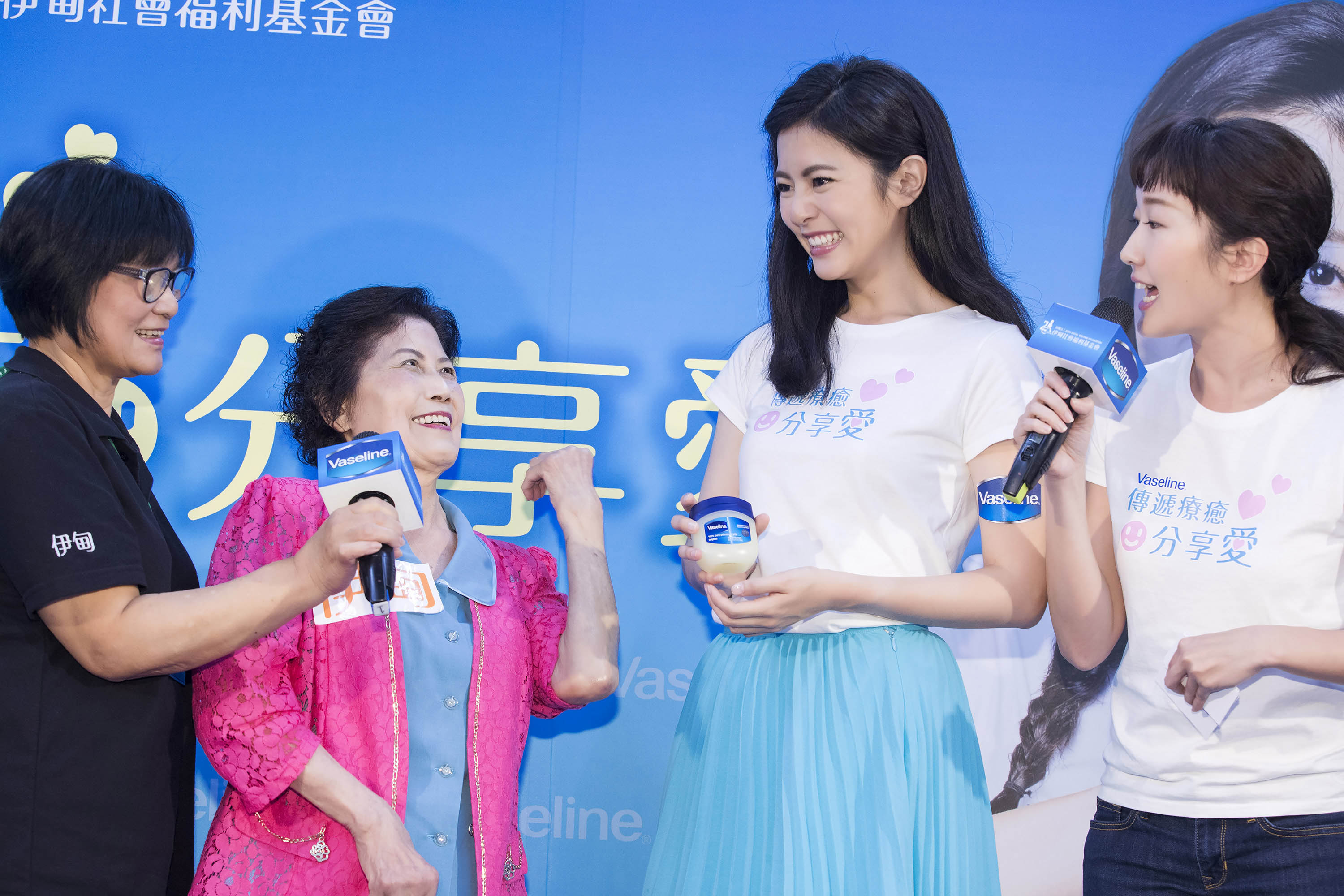 任容萱（右2）出席活動，開心分享遊歐的趣事。（凡士林提供）