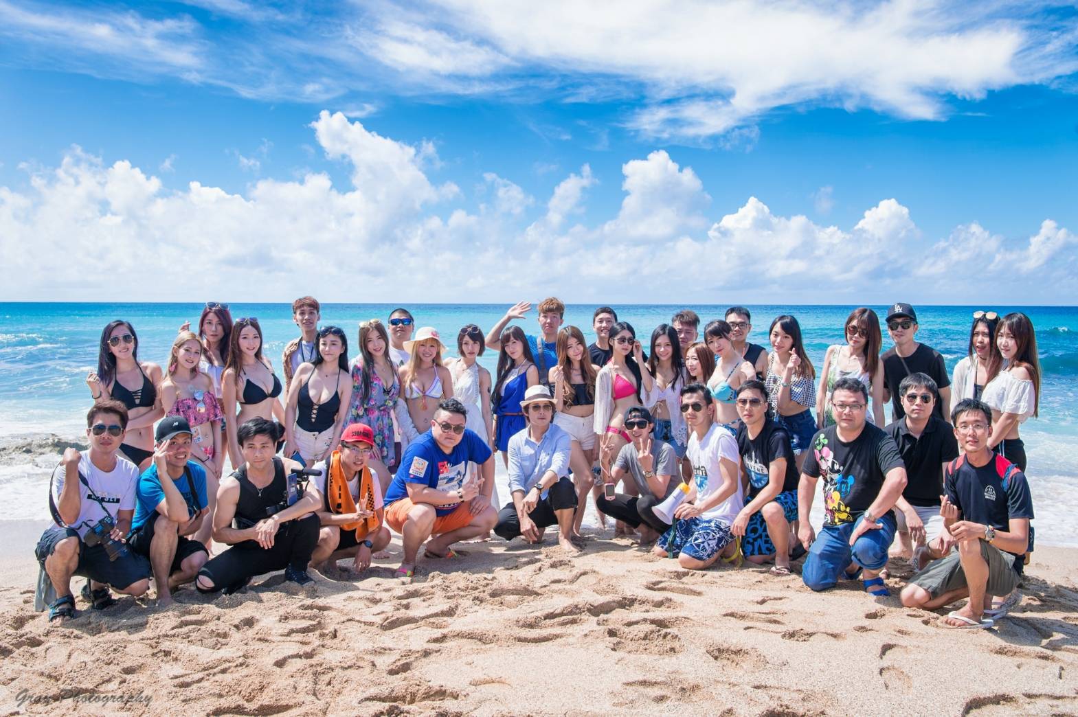 廖科溢和網紅辣妹在墾丁沙灘上拍攝旅遊影片。(癮視提供)