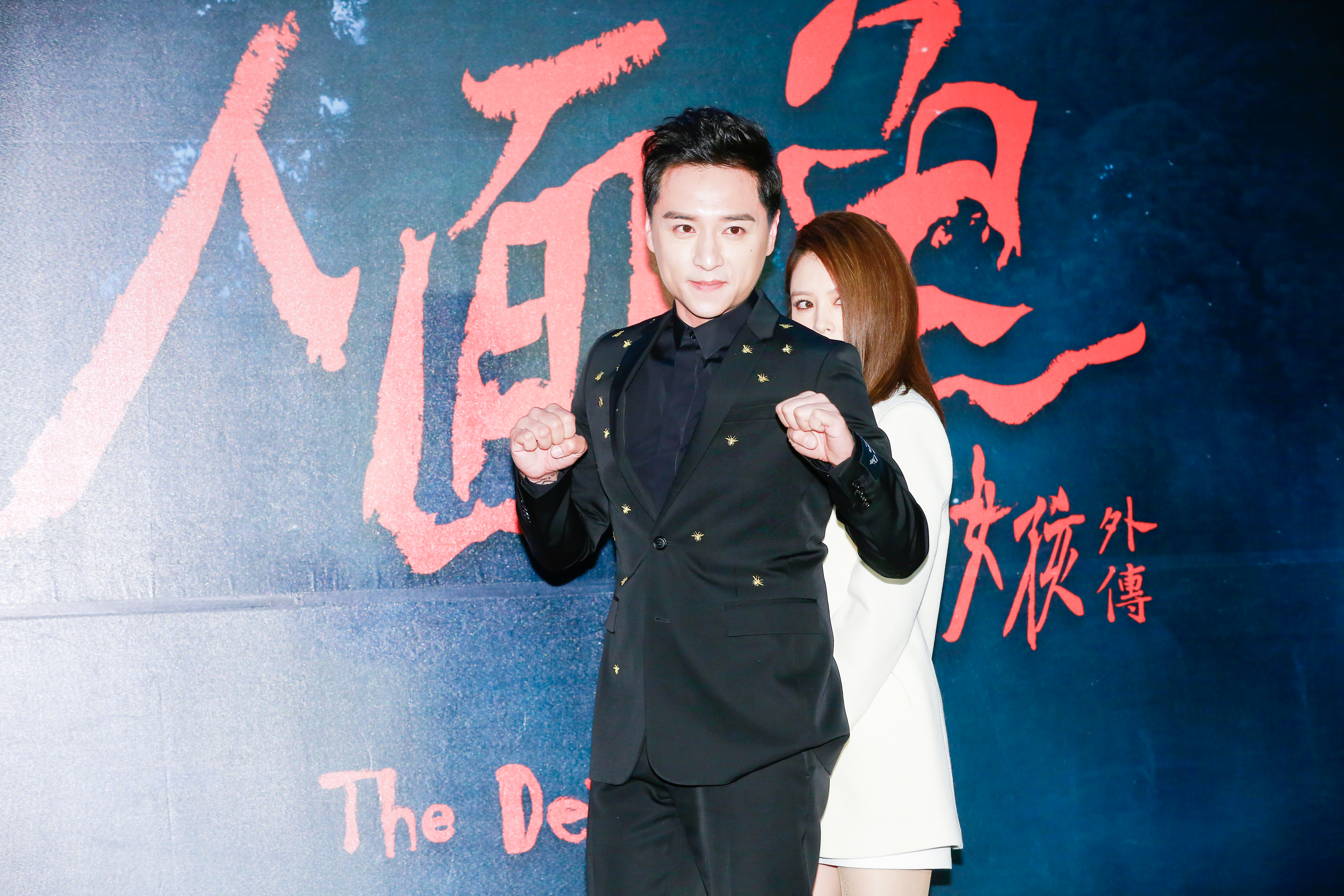 徐若瑄在鄭人碩拍照時亂入當背後靈，表情也超陰森的。