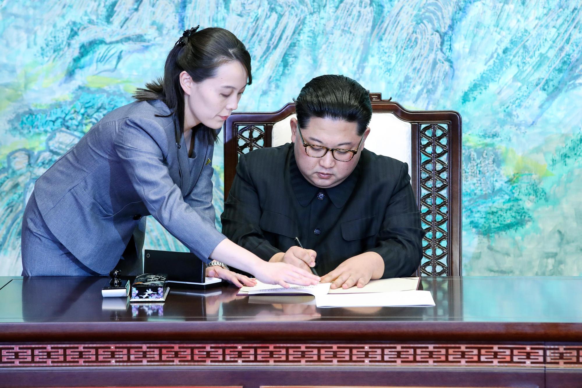 2018年4月27日，金正恩簽署「板門店宣言」時，胞妹金與正就在一旁為他扶案備筆。（東方IC）