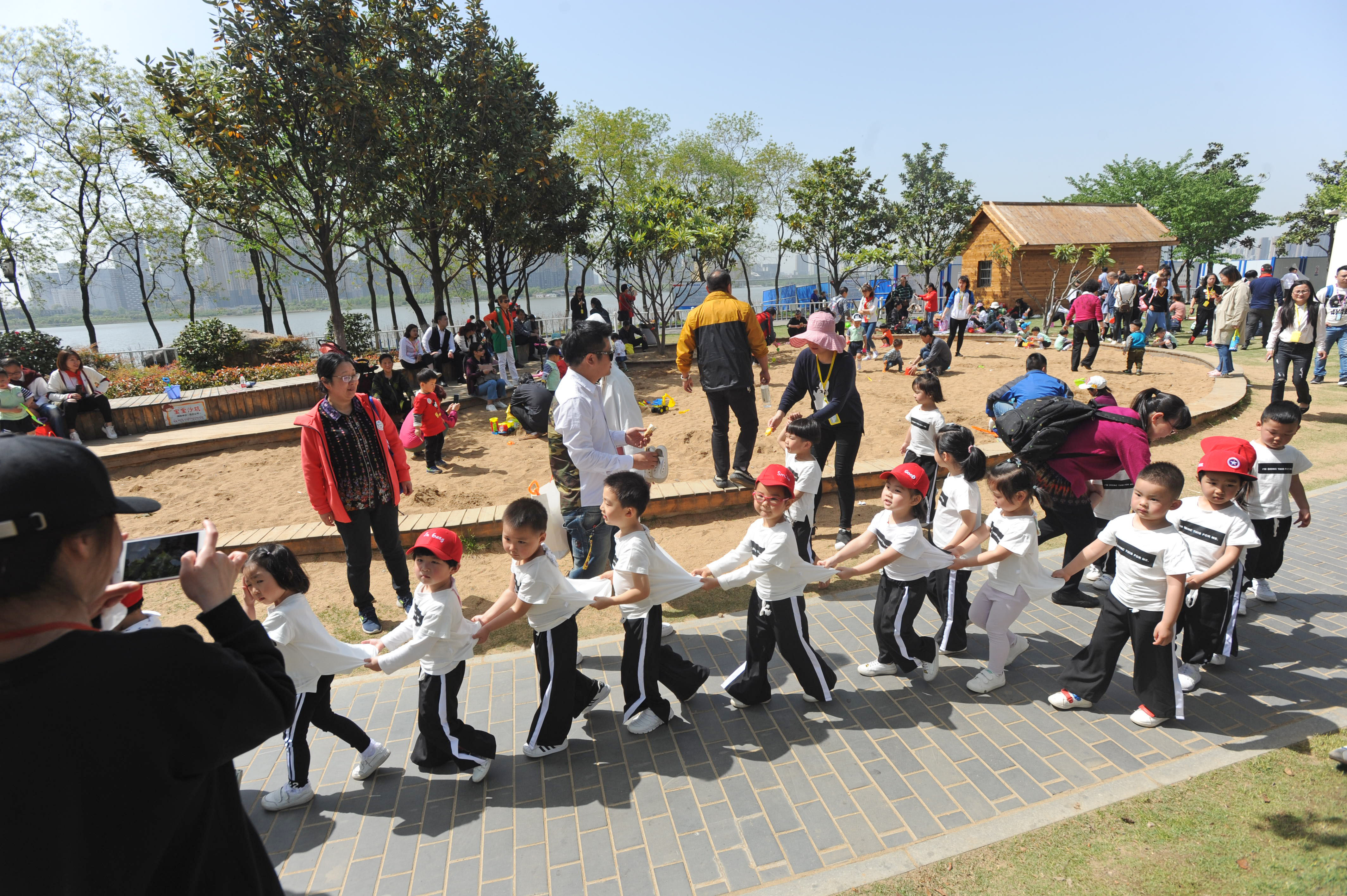 不少國家法令規定,孩童外出若無大人陪同形同「虐待」。(東方IC)