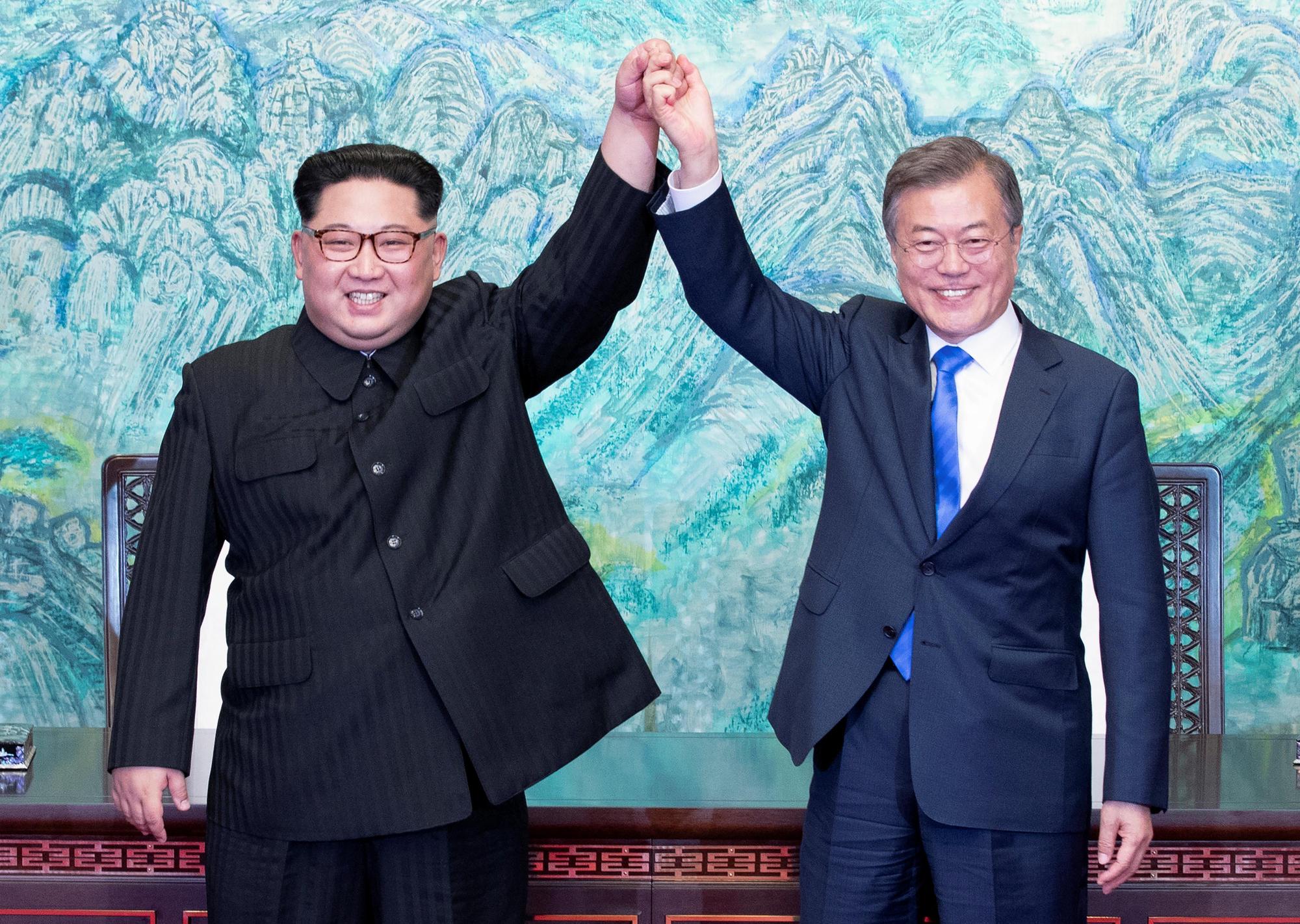 北韓領導人金正恩與南韓總統文在寅共同發表「板門店宣言」。（東方IC）