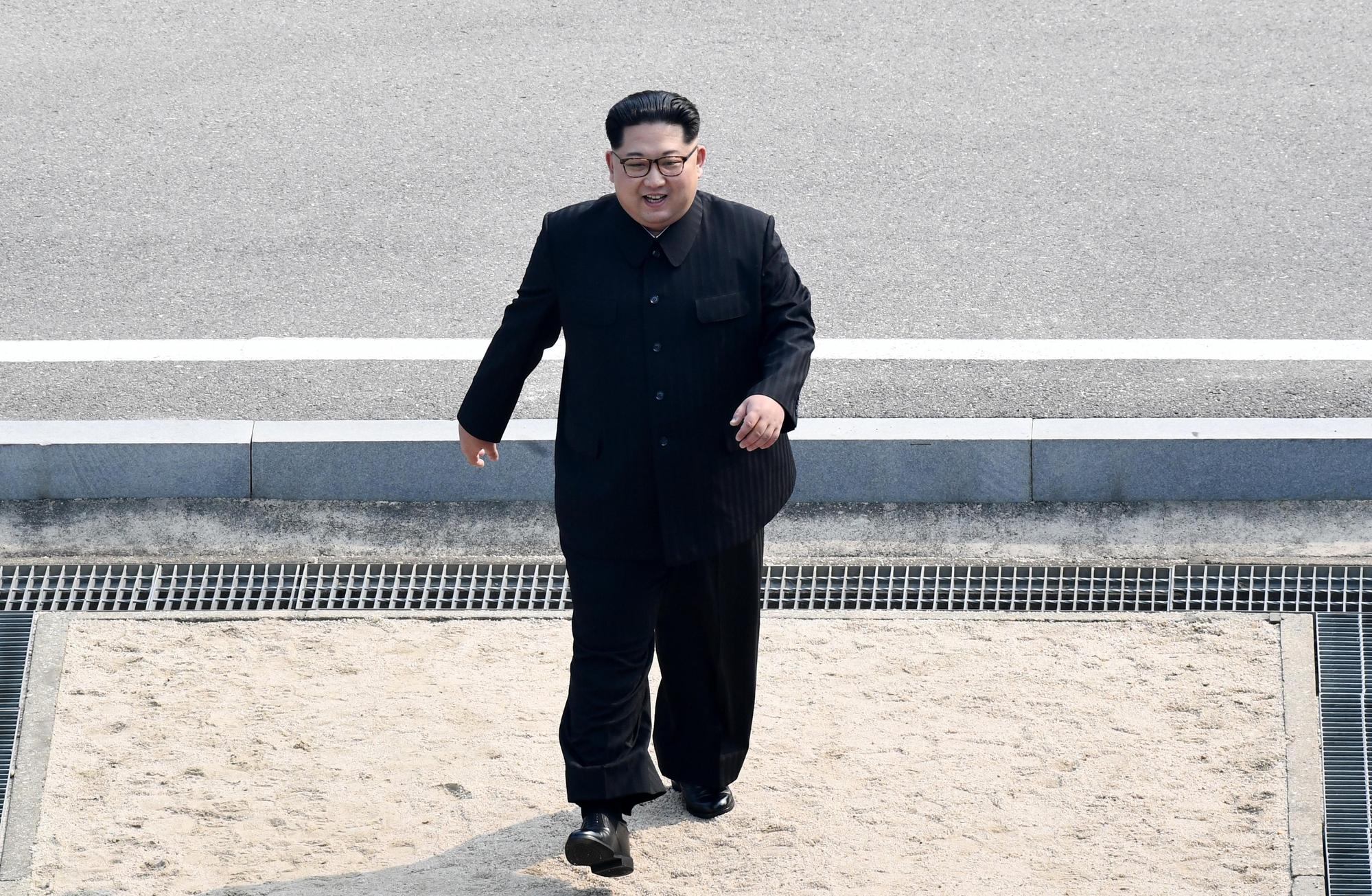 金正恩踏入南北韓停戰線，也踏出了歷史性的一步。（東方IC）