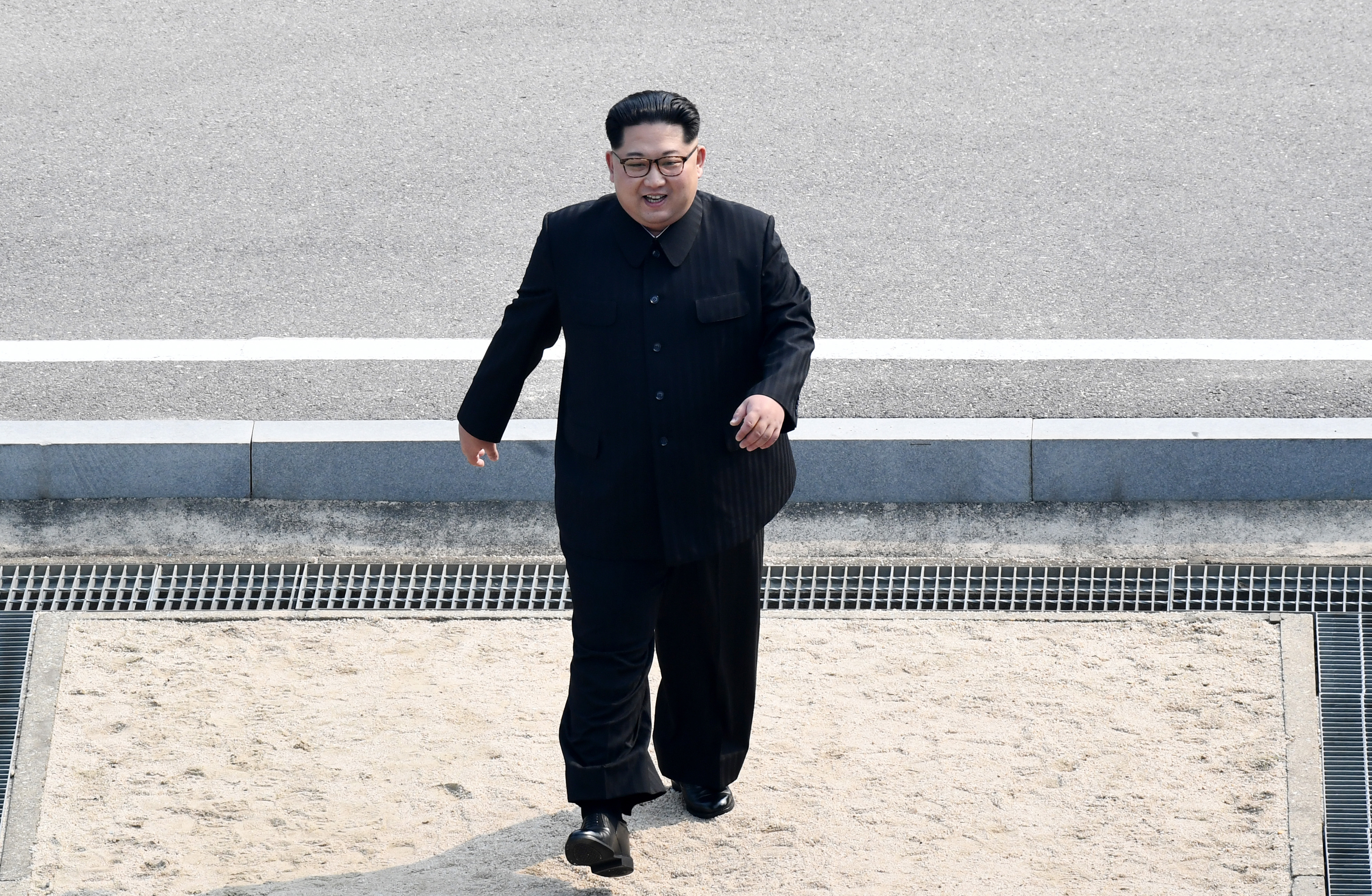 金正恩踏入南北韓停戰線，也踏出了歷史性的一步。（東方IC）