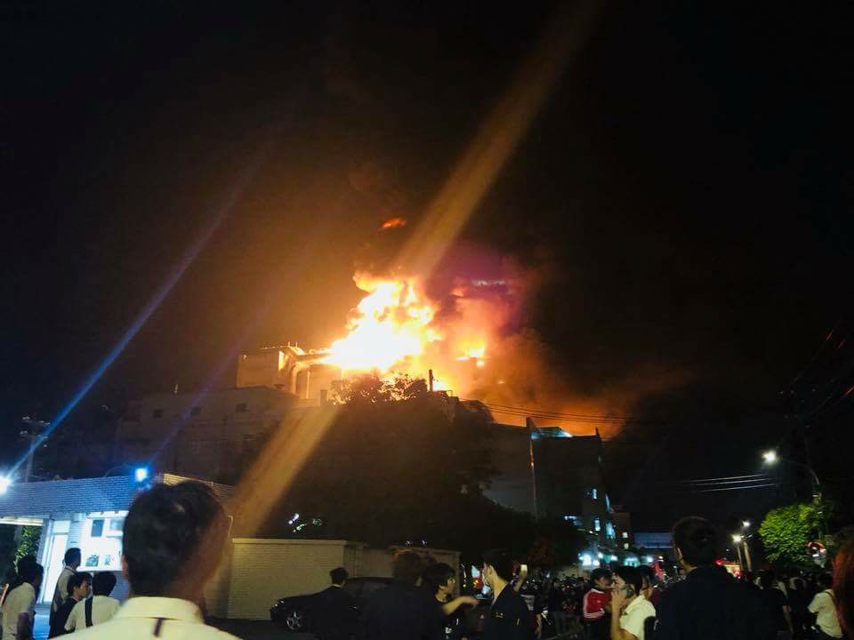 平鎮工廠驚傳大火，期間造成多名消防員受困，到今晨共5名消防隊員不幸喪生。（翻攝畫面）