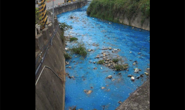 敬鵬曾因廢液外洩導致河川變成藍色。（圖翻攝自王浩宇臉書）