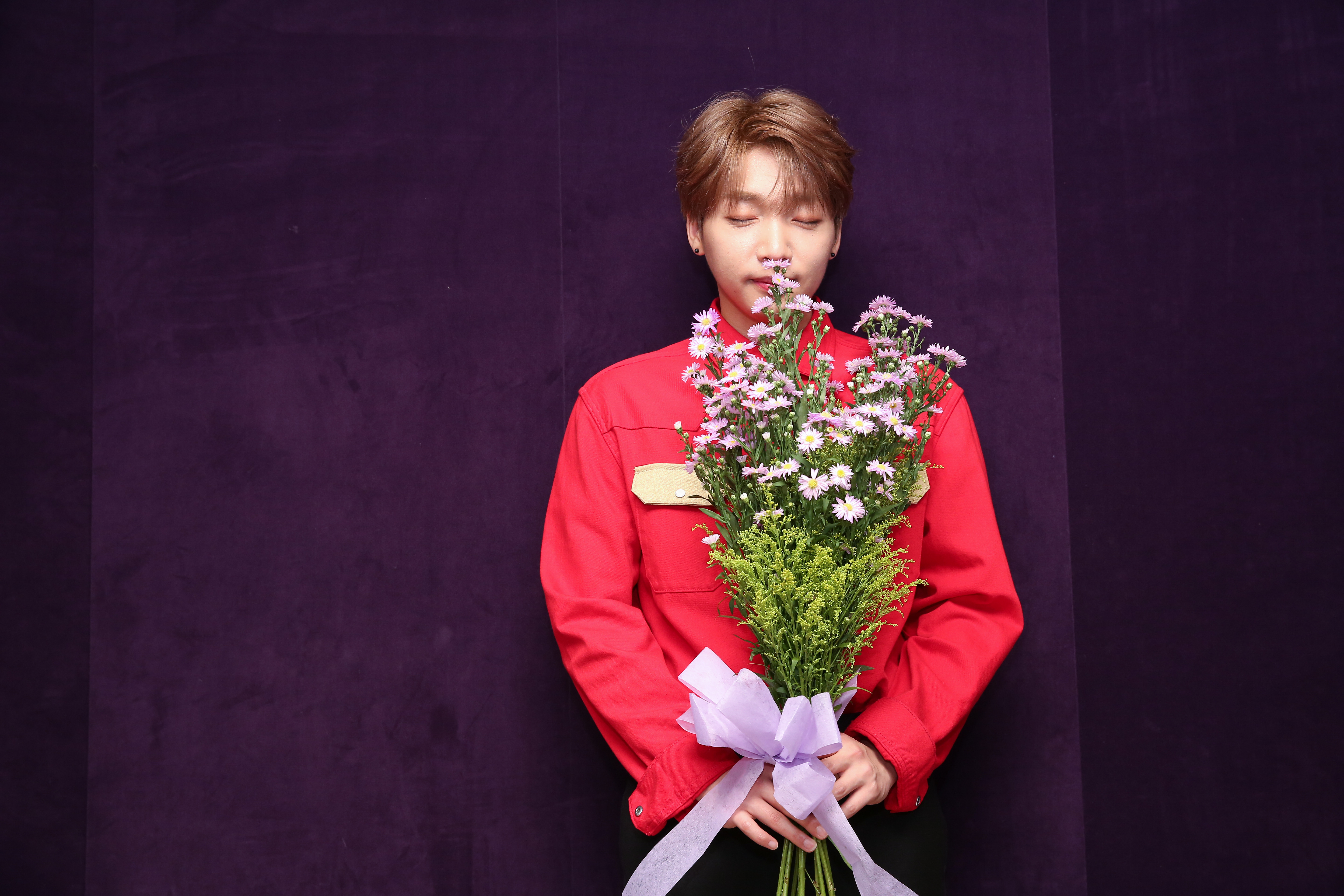 「波妞」鄭世雲拿著花束拍照時被一旁熟悉的工作人員逗得害羞，只好閉眼培養情緒。