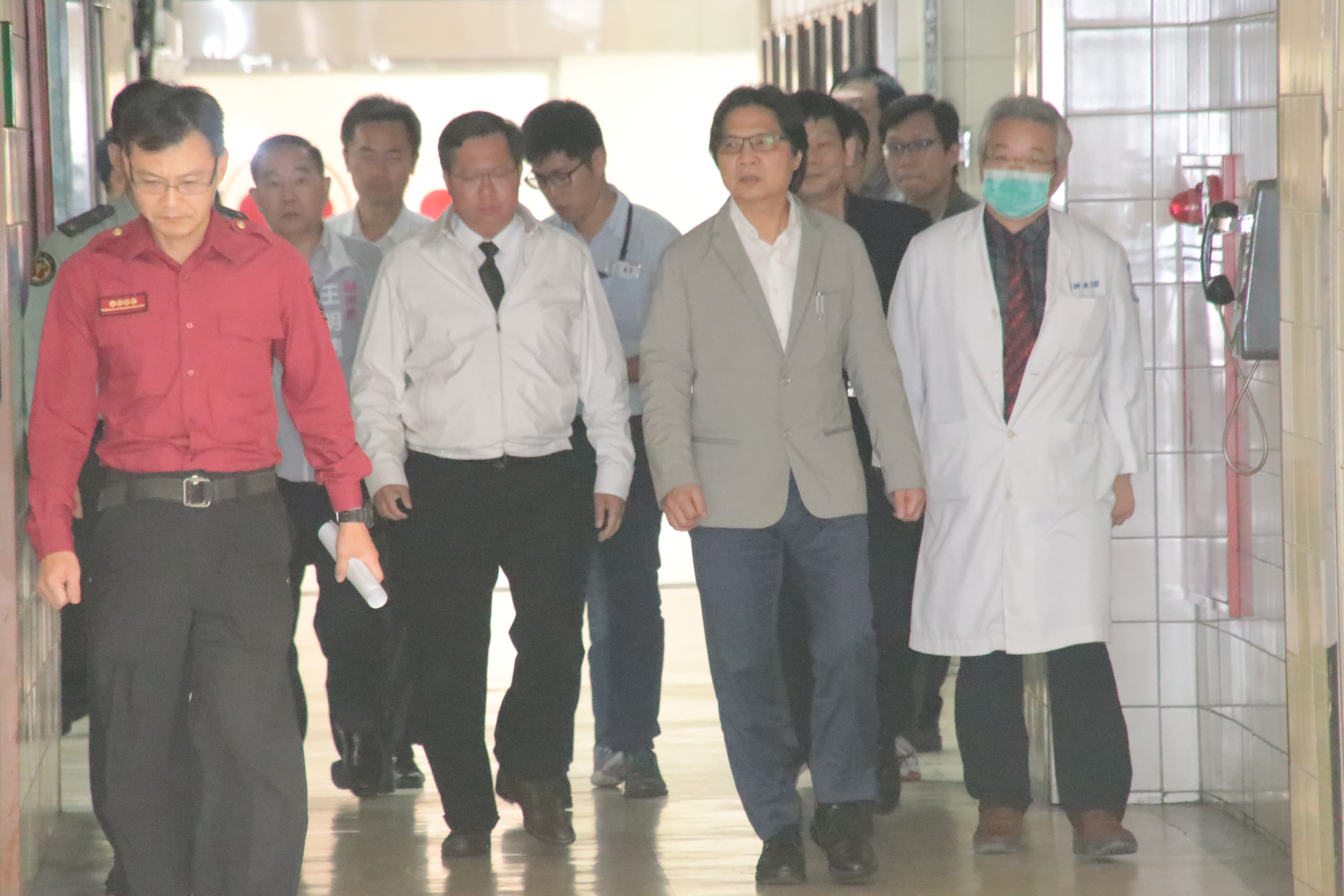 葉俊榮先前往殯儀館向殉職家屬致哀，接著與桃園市長鄭文燦趕往桃園市龍潭804國軍桃園總醫院，探視倖存隊員呂宗郁。