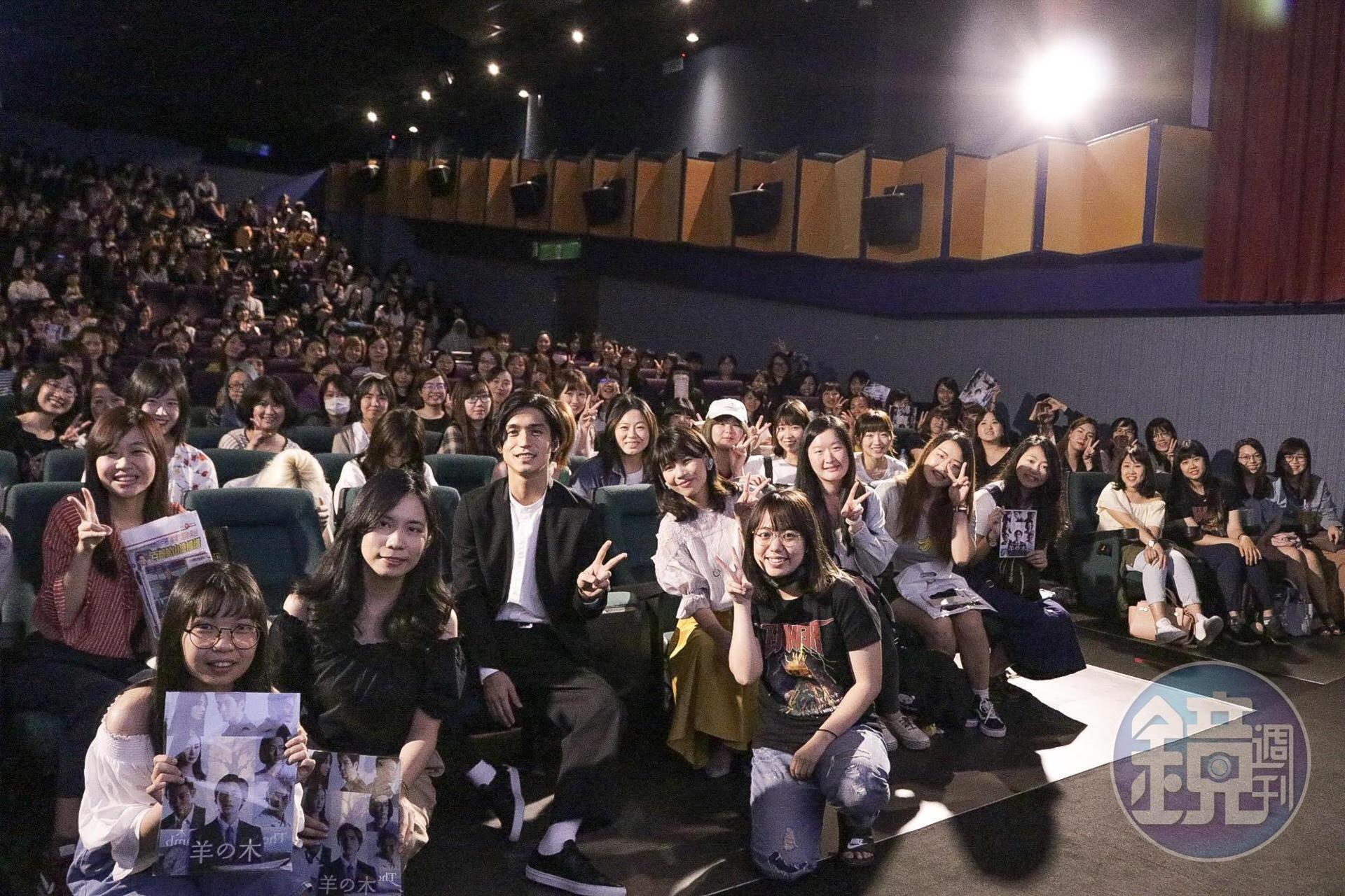 日本傑尼斯事務所創立55年，終於在今年初解禁藝人肖像權，身為第一位旗下解禁藝人，錦戶亮在電影《羊之木》特映見面會與粉絲近距離合照。（天馬行空提供）