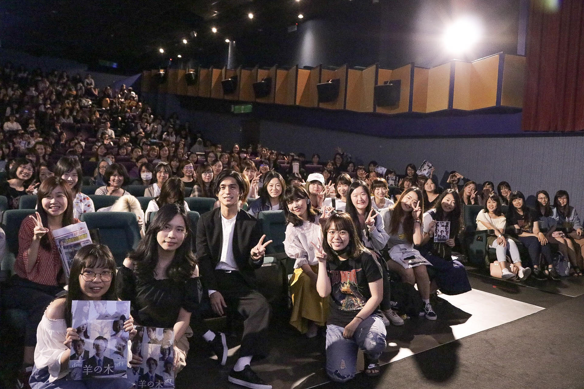 日本傑尼斯事務所創立55年，終於在今年初解禁藝人肖像權，身為第一位旗下解禁藝人，錦戶亮在電影《羊之木》特映見面會與粉絲近距離合照。（天馬行空提供）