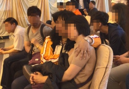 李翰霖的遺孀與殉職消防員家屬抱頭痛哭。