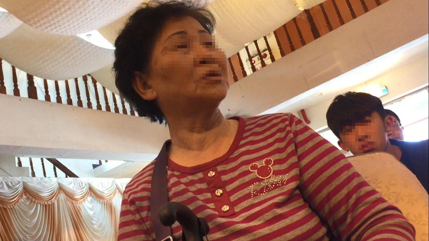 李母不捨孝順的兒子喪身火海，希望不要解剖讓他能少受點苦。