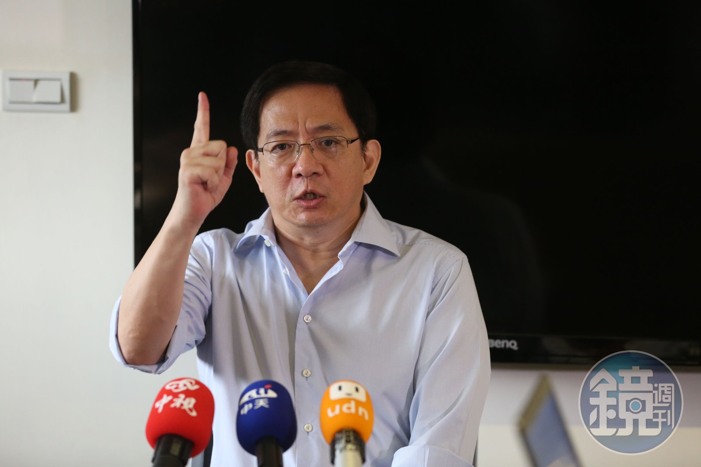 面對教育部駁回台大校長遴選結果，管中閔首度露面，表達將循司法途徑堅持到底。