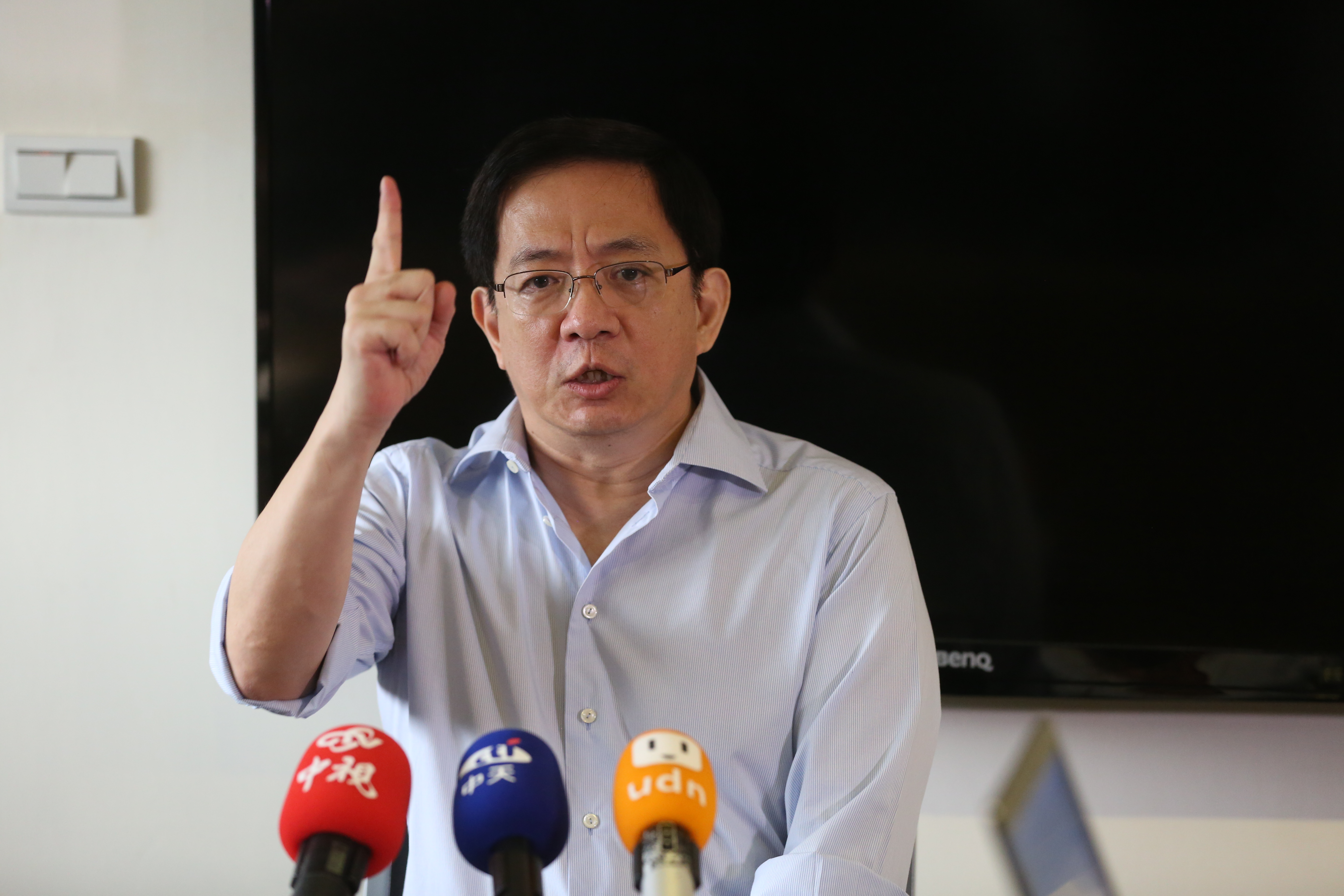 面對教育部駁回台大校長遴選結果，管中閔首度露面，表達將循司法途徑堅持到底。