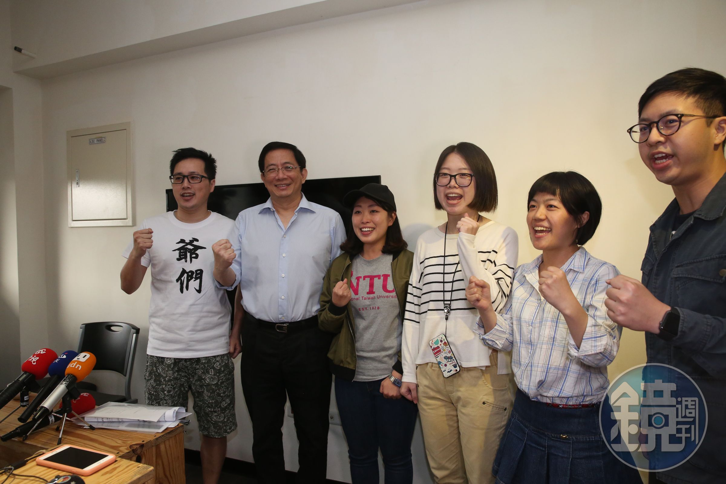 管中閔在遭教育部駁回台大校長遴選結果後首度露面談起此事，有台大學生到場力挺。