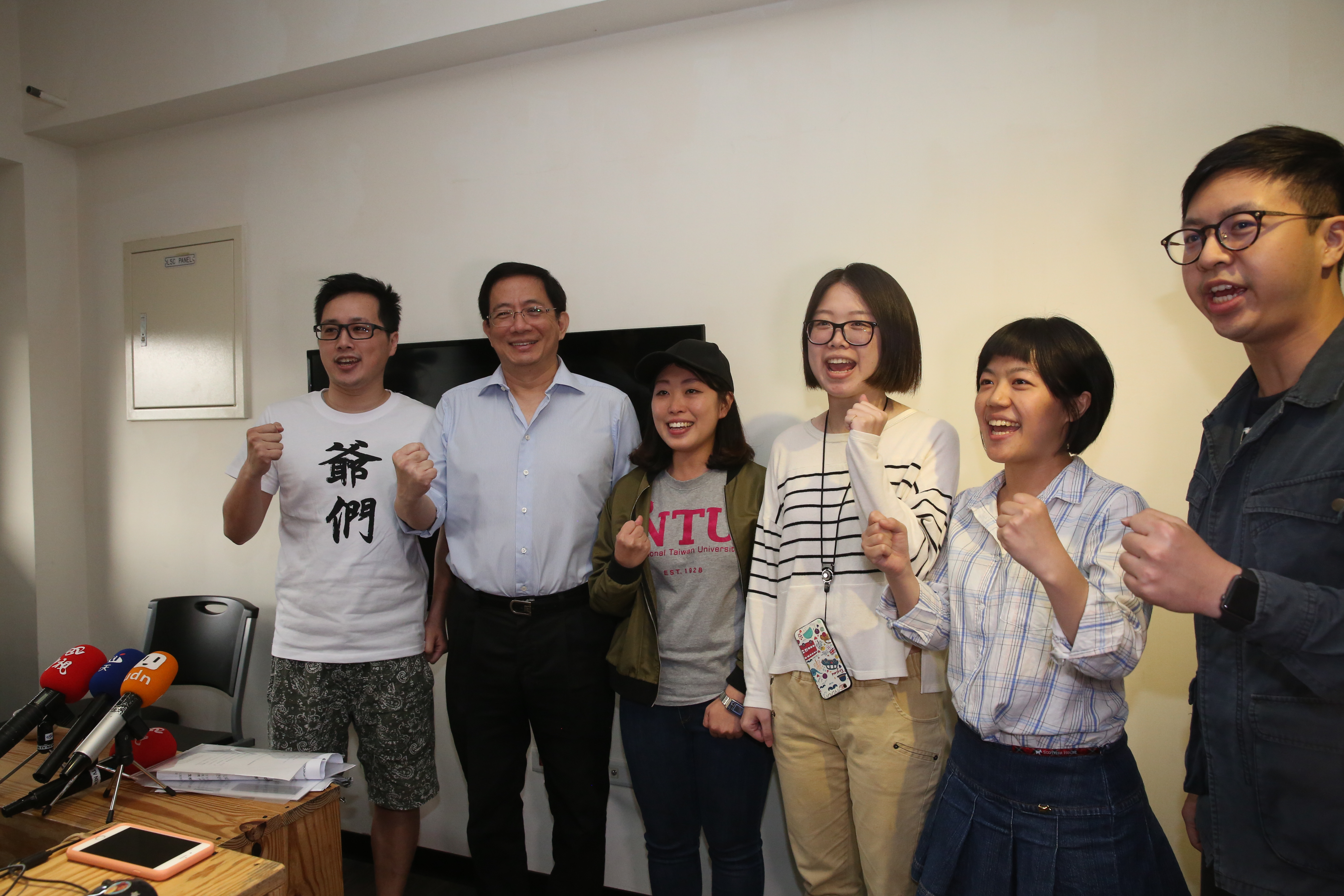 管中閔在遭教育部駁回台大校長遴選結果後首度露面談起此事，有台大學生到場力挺。