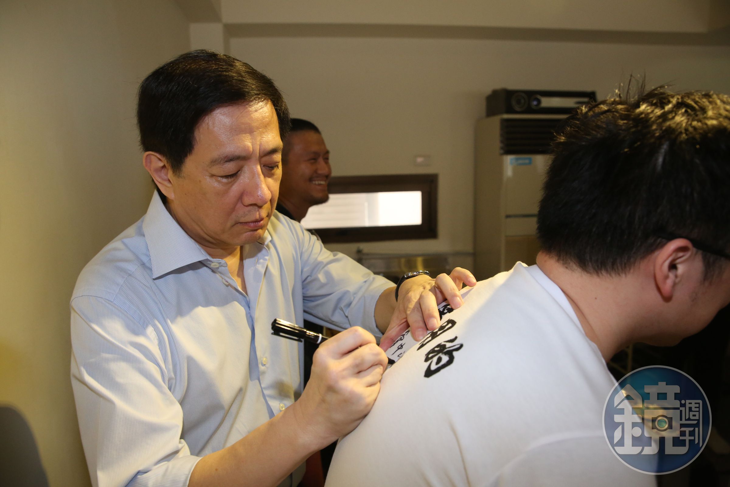 管中閔在茶敘過後，還有台大學生身穿管爺T，並請管中閔在衣服上簽名。
