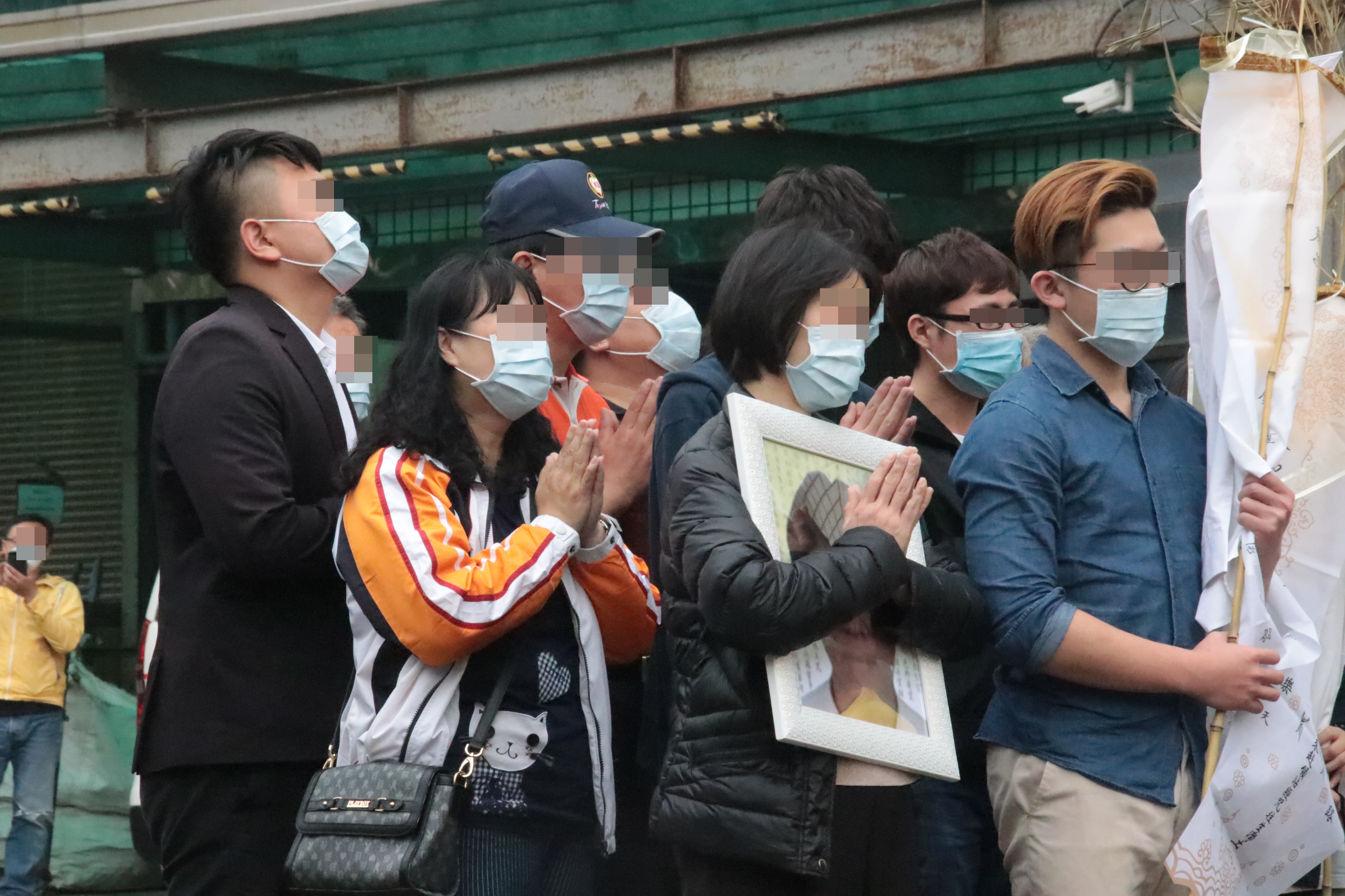 接到噩耗的家屬痛心準備喪葬事宜。