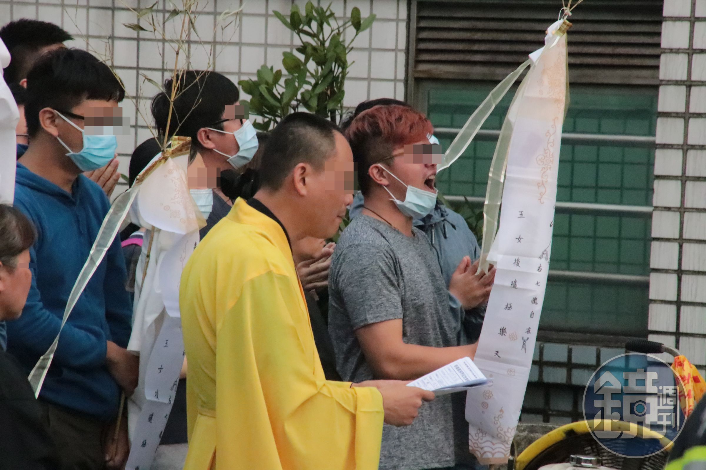 招魂現場在道士逐一呼喚殉職者名字後，便伴隨著家屬眼淚喊「回家了」。