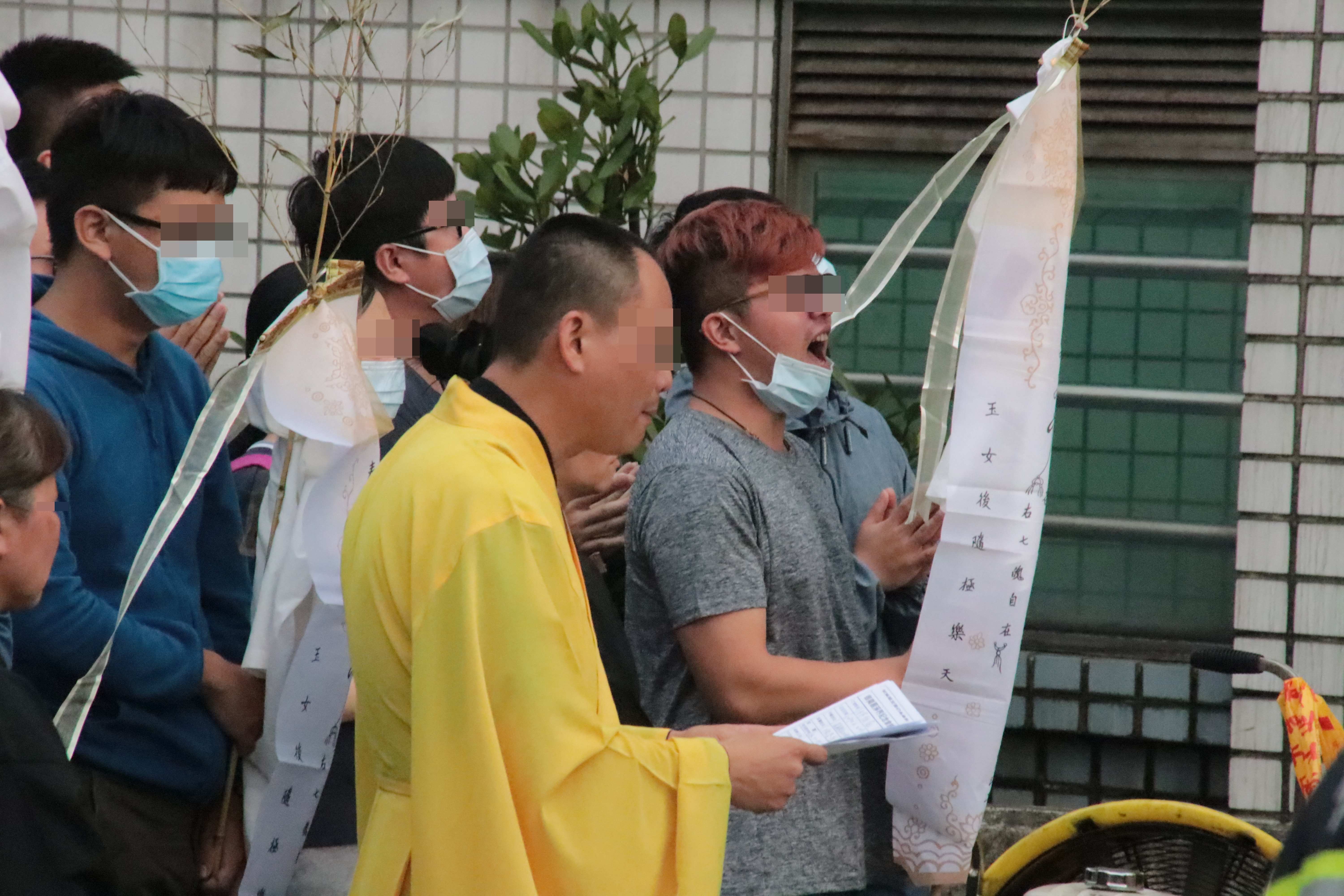 招魂現場在道士逐一呼喚殉職者名字後，便伴隨著家屬眼淚喊「回家了」。