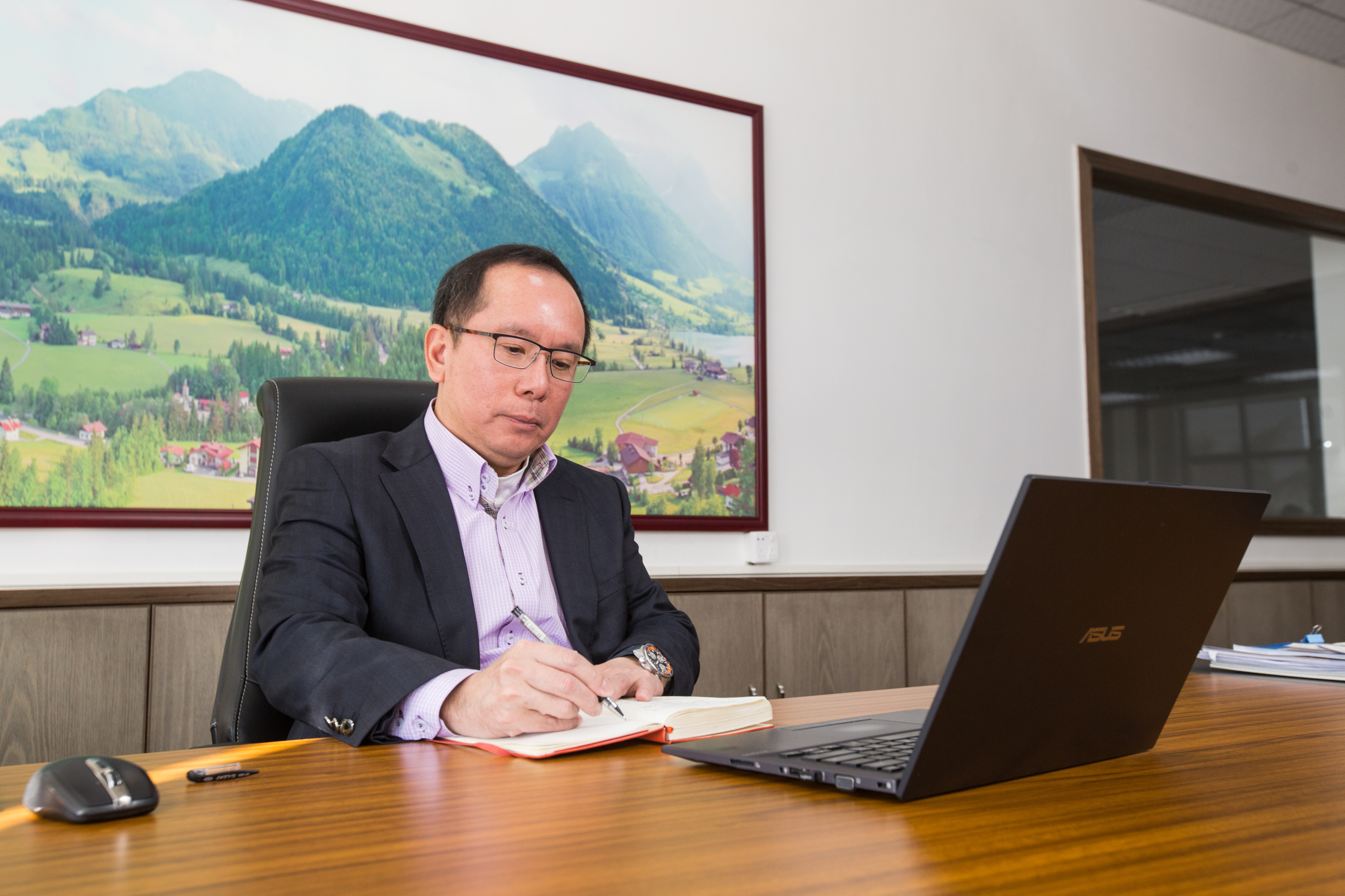 許文昉在學時拿過不少次獎學金，他說自己從不死讀書，連念書都有效率。