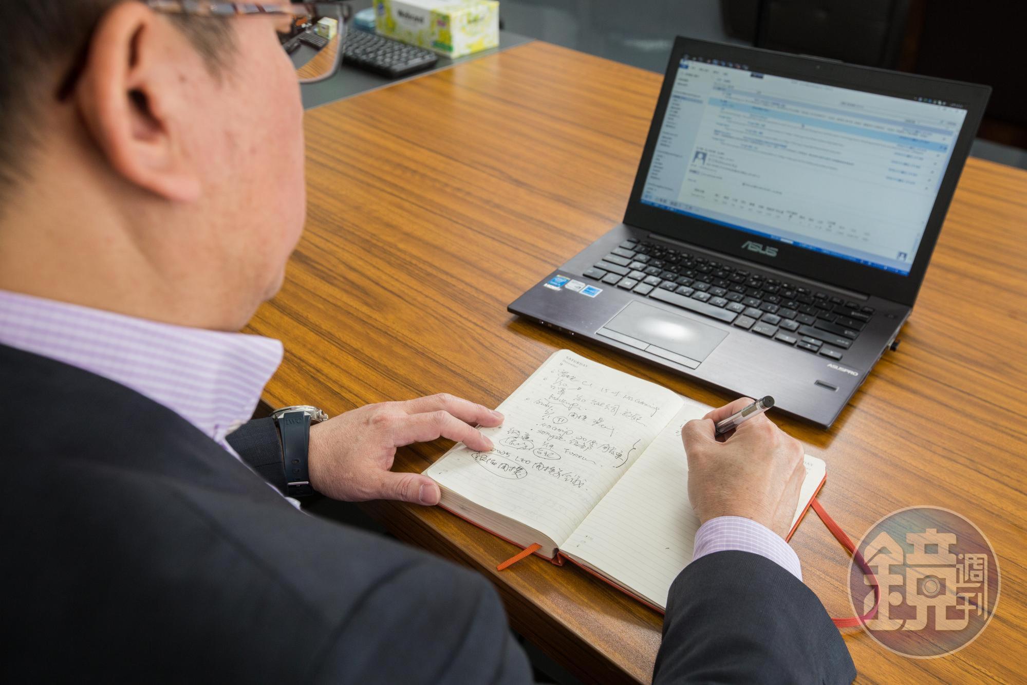 現在仍習慣手寫筆記記事，許文昉甚至沒有祕書，直說筆記本就是祕書。