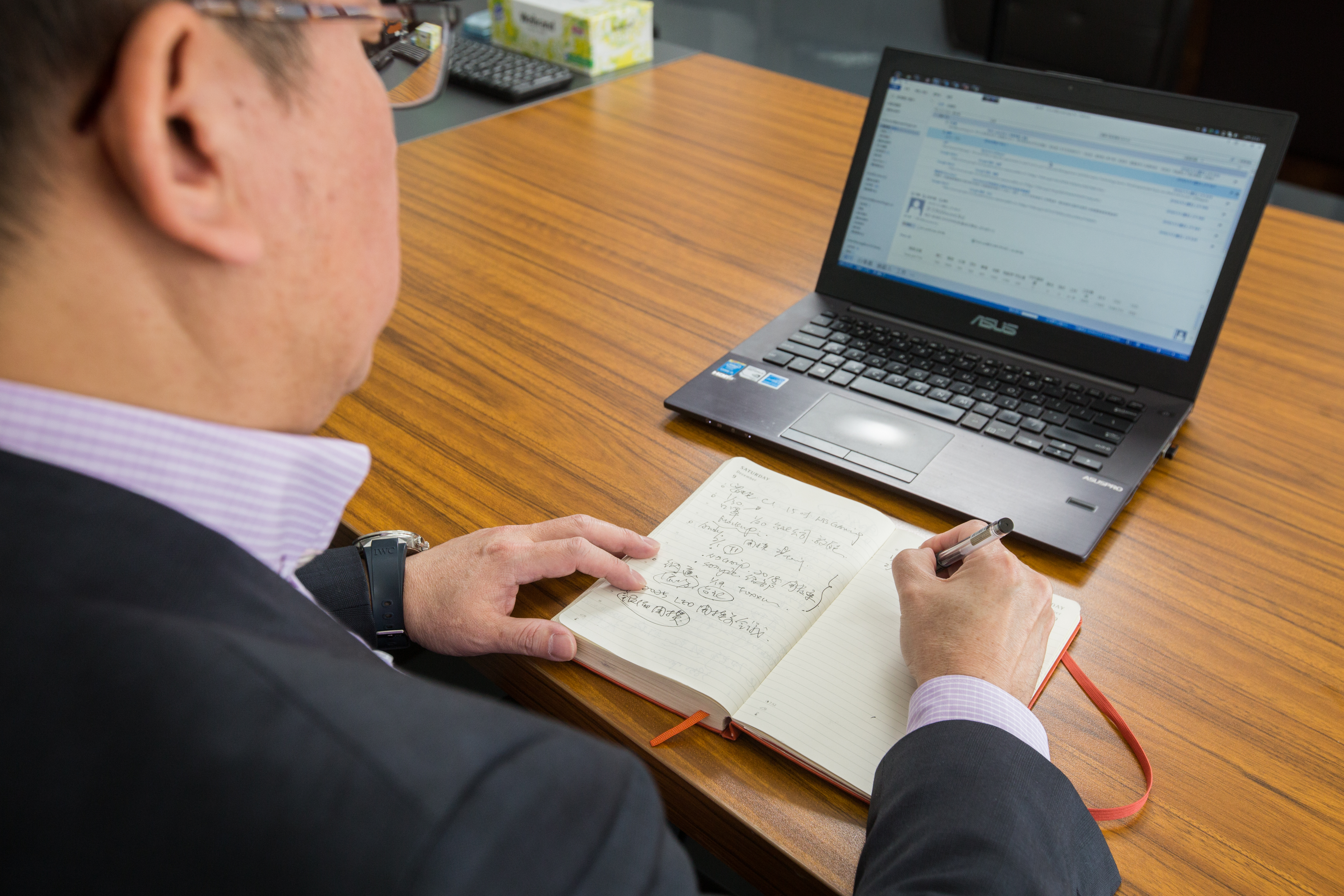 現在仍習慣手寫筆記記事，許文昉甚至沒有祕書，直說筆記本就是祕書。