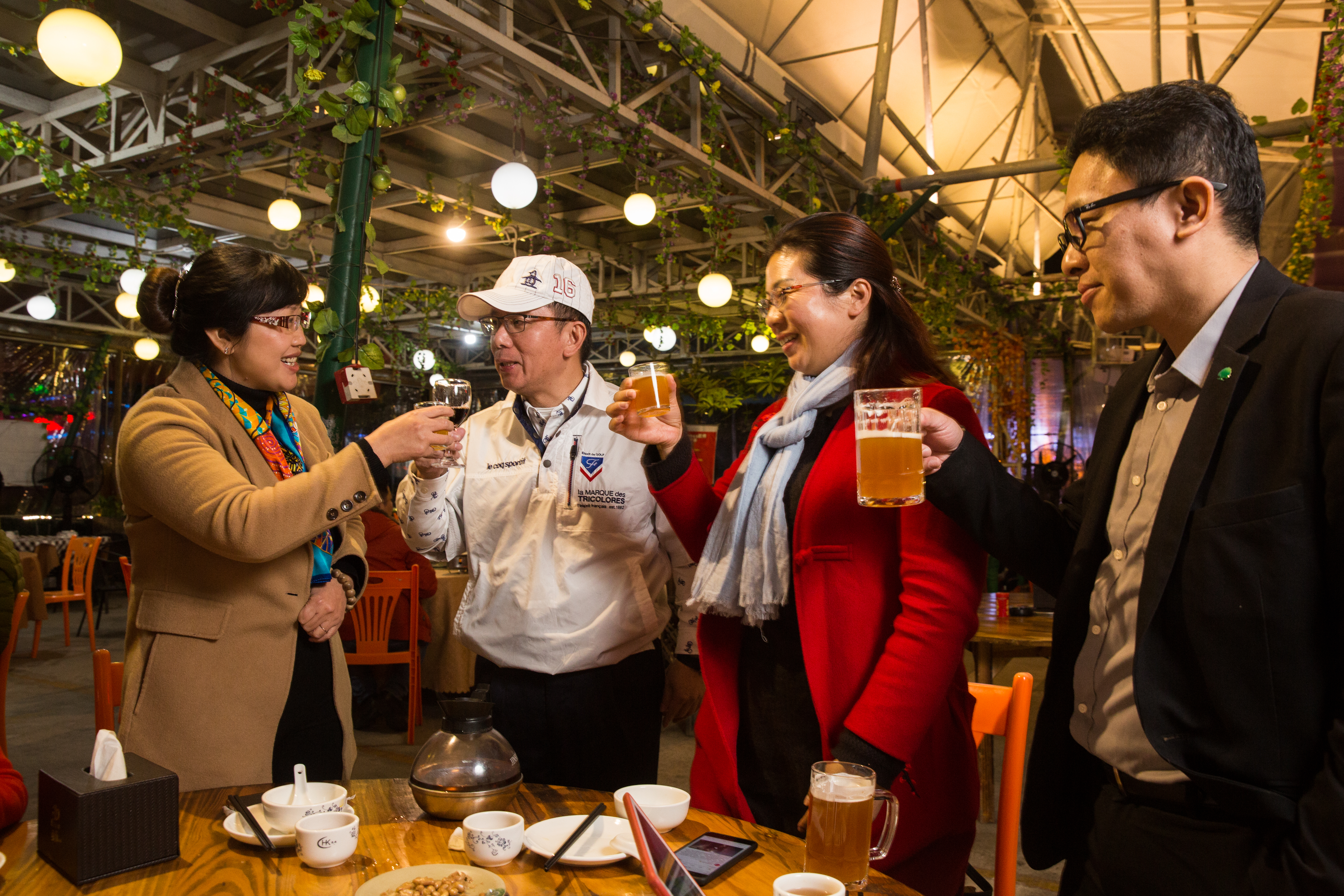 常到台灣人開的餐廳捧場，許文昉雖表示自己當台商常平分會長是情非得已，但也積極照顧同鄉。
