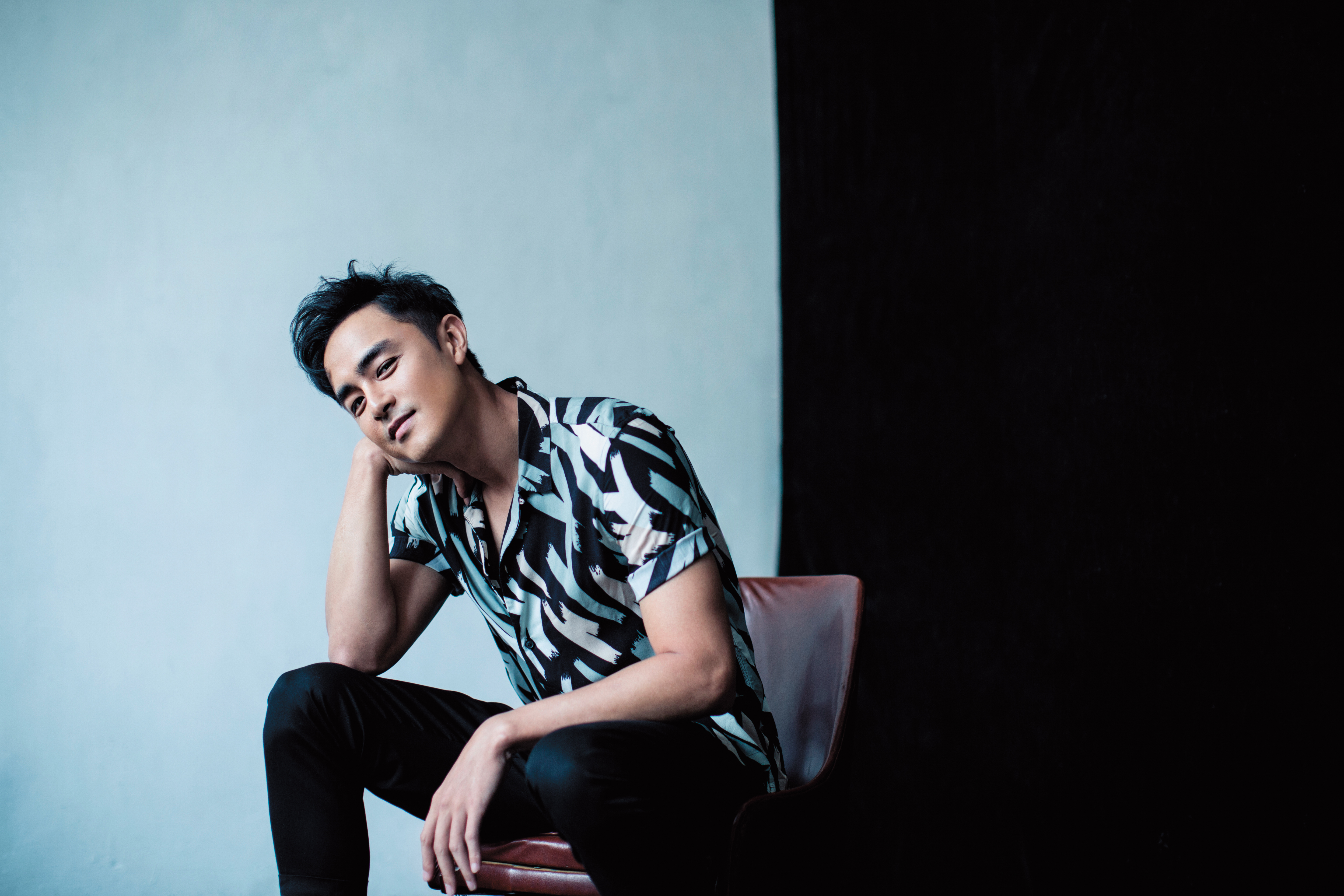 說起過去自己好像在這個行業又好像不在。明道解釋：「我還是滿容易被戲影響的人，以前大家找我演的角色是高富帥，跟社會也沒有什麼連接，我人的感覺就會變那樣。」