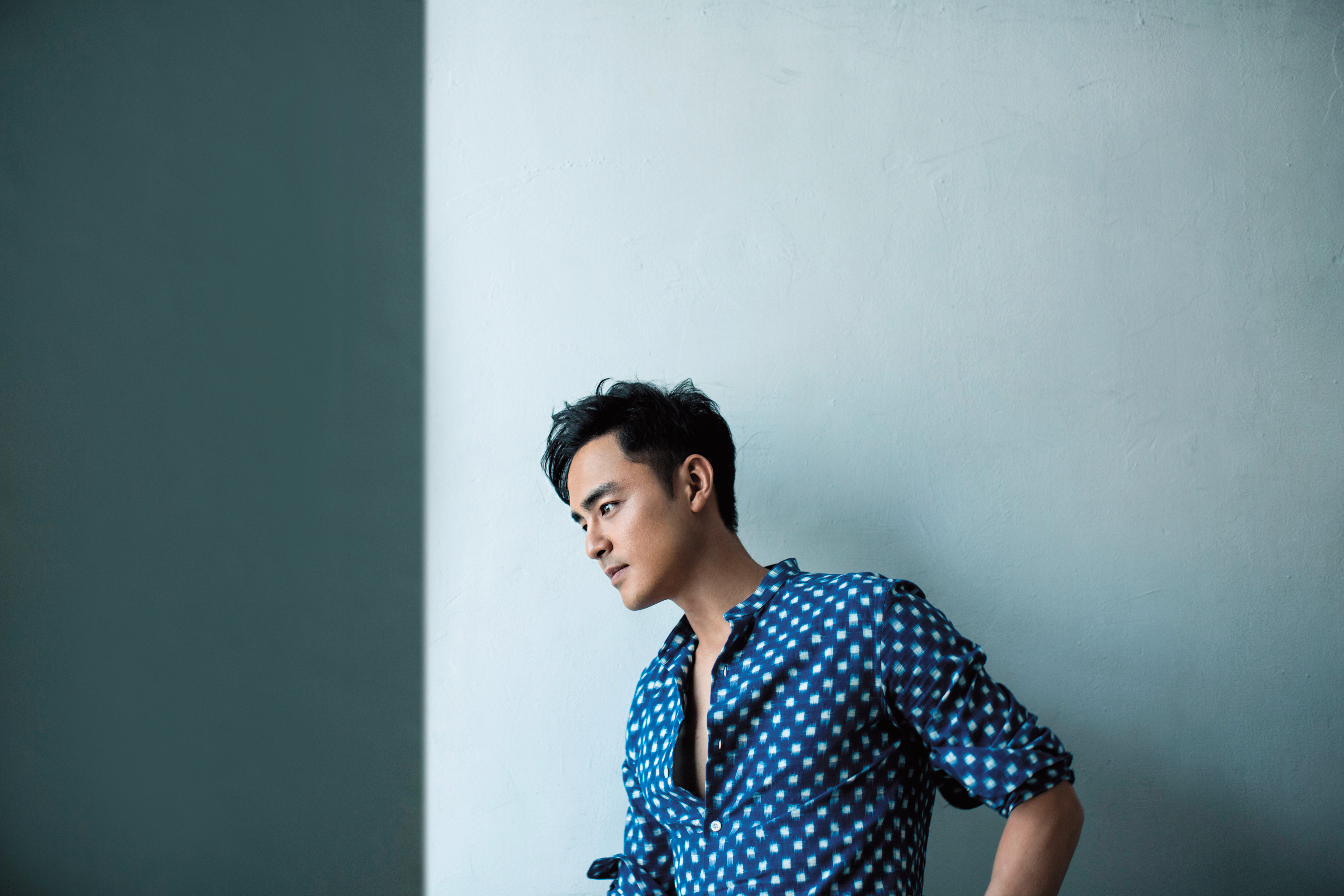 異地打拚的歷練讓明道舉止從容，學會比較開闊的眼界，而這自然覆蓋了他，讓他更重視怎麼讓自己開心。