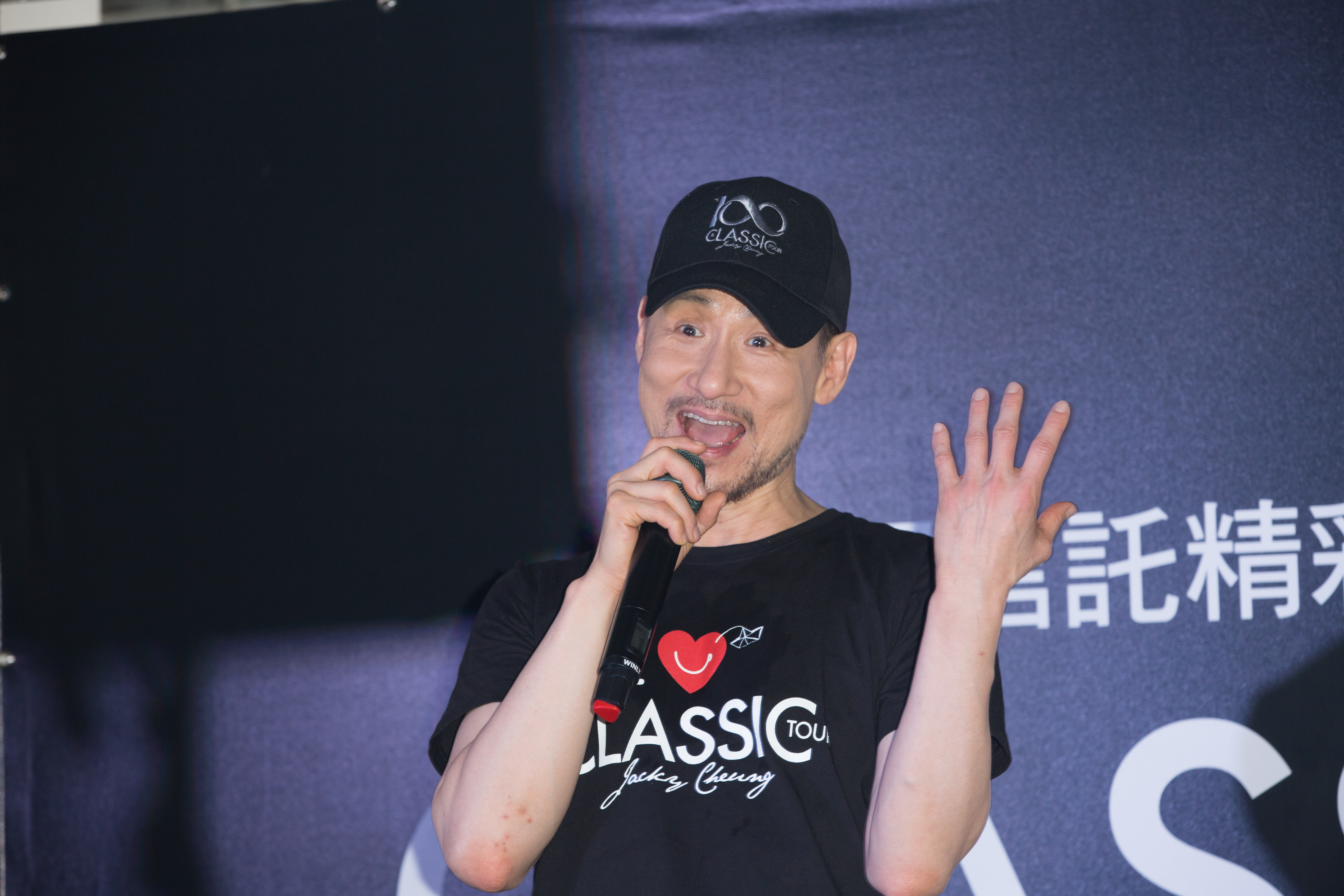 面露疲態的張學友強打精神完成媒體慶功宴，結束後仍未回飯店休息，反而跟一票大明星朋友吃消夜續攤。