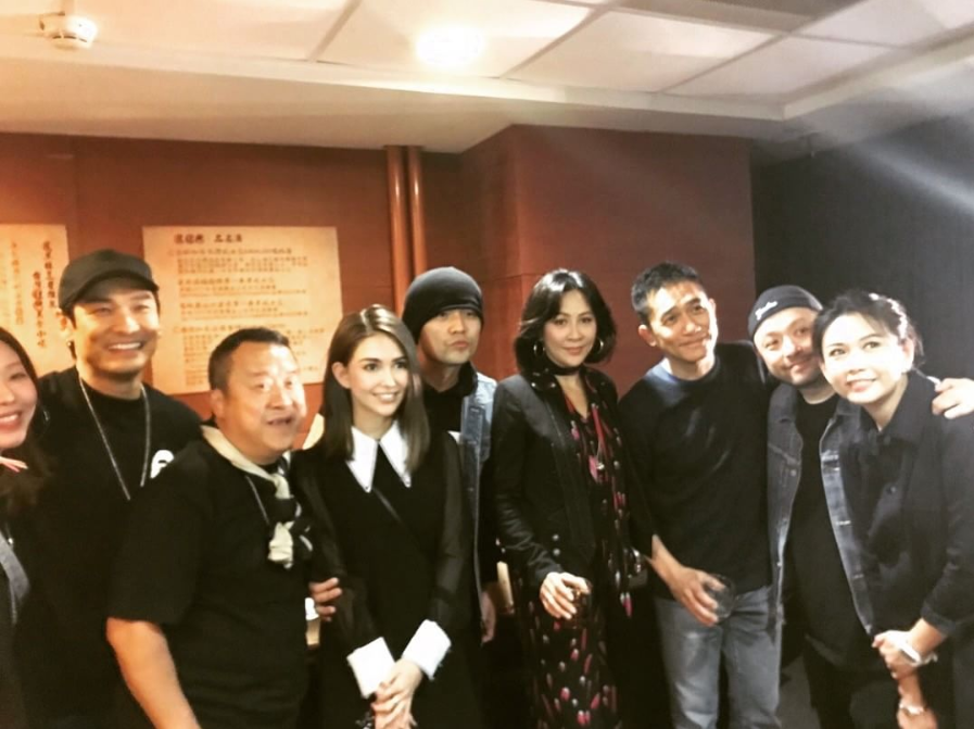 周杰倫在IG放上與杜德偉（左起）、曾志偉、老婆昆凌、邱淑貞夫婦（右起）、梁朝偉及劉嘉玲夫婦看張學友演唱會的合照。（翻攝自周杰倫IG）