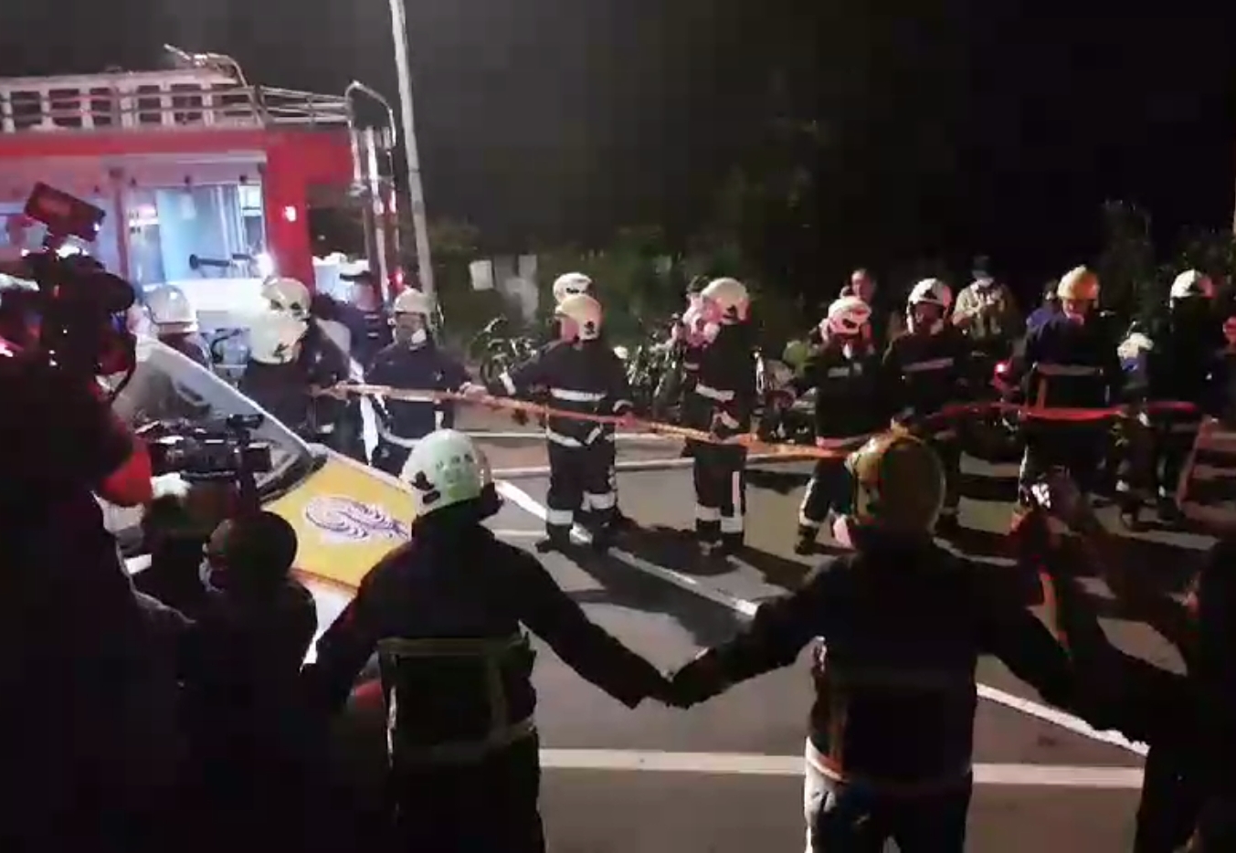 桃園平鎮區敬鵬工業工廠發生火警，有5名消防隊員不幸殉職。（翻攝畫面）